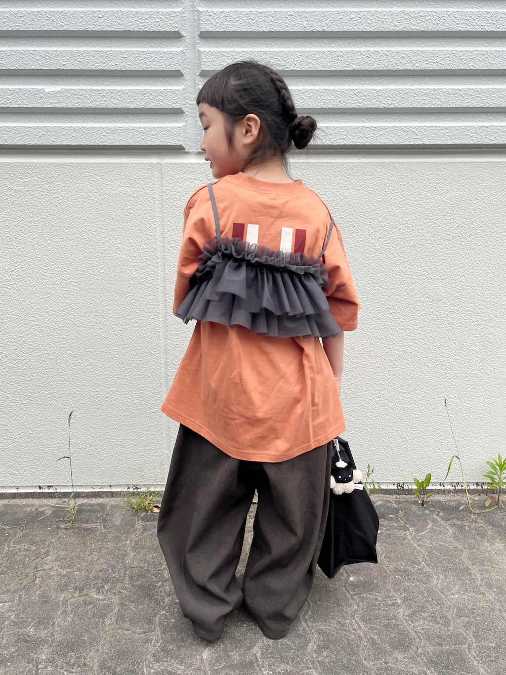 「Tシャツ、ビスチェ、ワイドパンツ、バルーンパンツ、ハンドバッグ、レイヤードスタイル、プチプラ、ベスト、めがね、きれいめカジュアル」｜「UNIVERSAL OVERALLの【別注】＜UNIVERSAL OVERALL＞UT シャツ / キッズ  100cm-130cm（Tシャツ/カットソー、オレンジ系）」を使った、* 𝚝𝚘𝚛𝚒𝚌𝚘𝚝*さん（キッズ・140cm）の春コーディネートの1枚目の写真
