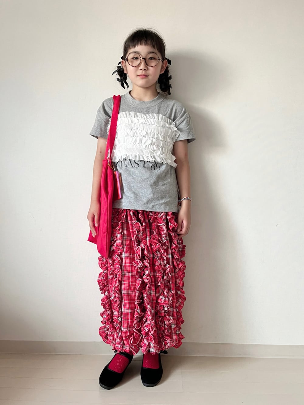 「アツいコーデ全部見せ、夏コーデ、プチプラ、レイヤードスタイル、スポーツミックス、パンツスタイル、ビスチェ、フリル、トートバッグ、カンフーシューズ、めがね、休日スタイル」｜「LOWRYS FARMのナイロンフリルビスチェ　 145388（チューブトップ、ホワイト系）」を使った、* 𝚝𝚘𝚛𝚒𝚌𝚘𝚝*さん（キッズ・138cm）の夏コーディネートの1枚目の写真