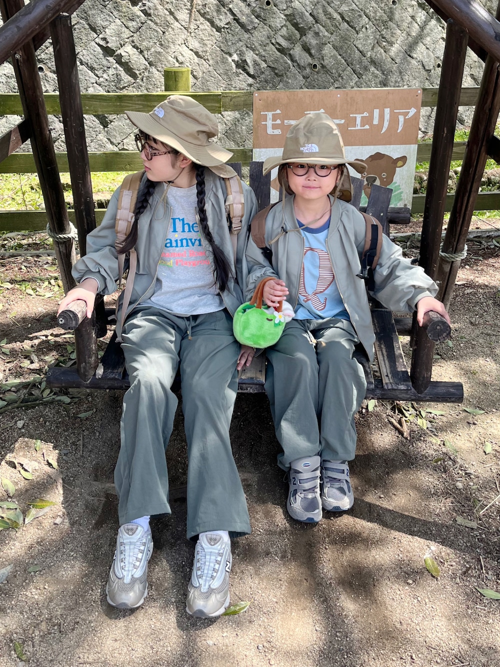 ブルー系のTシャツ/カットソー、ベージュ系のバックパック/リュック、グリーン系のブルゾンを着用したキッズの春コーディネートの1枚目の写真