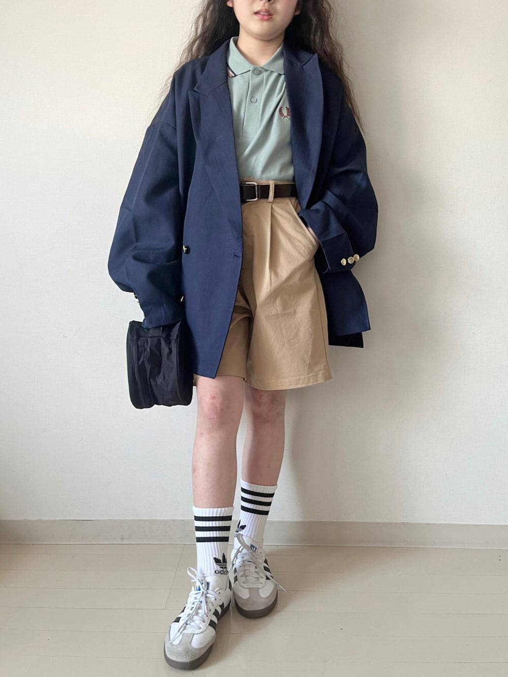「春めき満開コーデ、ジャケット、テーラードジャケット、春色、ポロシャツ、ハーフパンツ、きれいめカジュアル、スニーカー、カジュアルコーデ」｜「FRED PERRYの【WEB先行予約】[FRED PERRY/フレッドペリー] ツインティップライン ワンポイントロゴ刺繍ポロシャツ（ポロシャツ、ブルー系）」を使った、* 𝚝𝚘𝚛𝚒𝚌𝚘𝚝*さん（キッズ・140cm）の春コーディネートの1枚目の写真