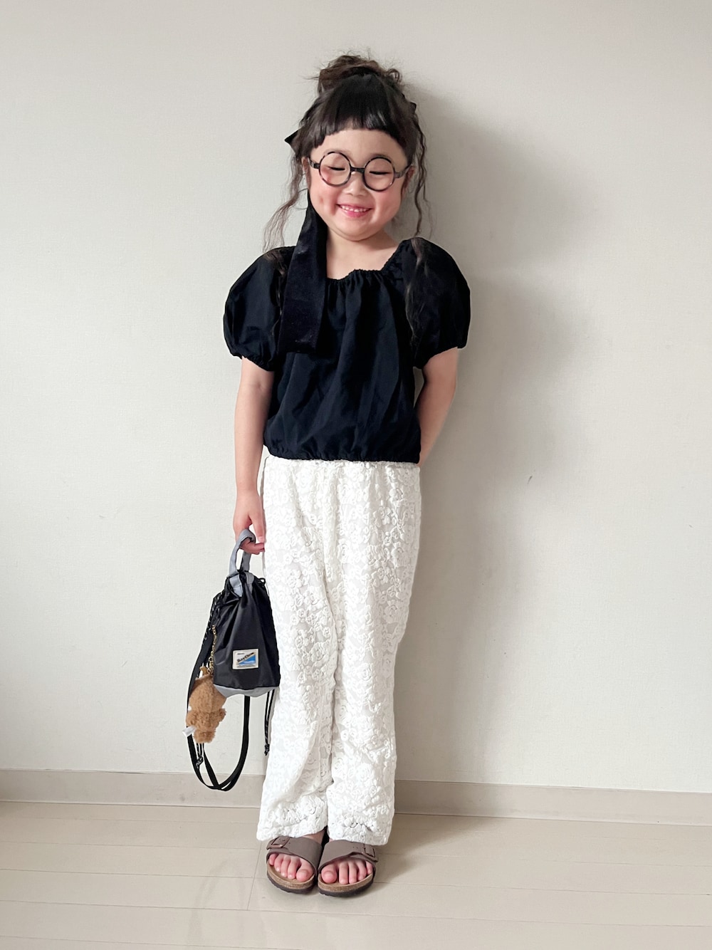 「モノトーン、サンダル、黒Tシャツ、お出かけコーデ、フレアパンツ、レース、めがね、巾着バッグ、夏コーデ」｜「CIAOPANIC TYPYの【KIDS】起毛レースストレッチイージーパンツ（その他パンツ、ホワイト系）」を使った、* 𝚝𝚘𝚛𝚒𝚌𝚘𝚝*さん（キッズ・110cm）の夏コーディネートの1枚目の写真