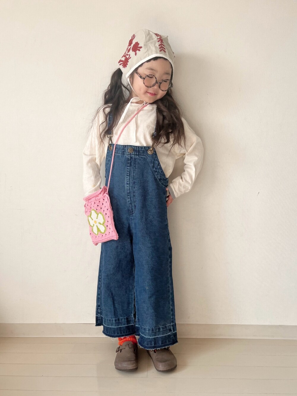 「デニム、サロペット、ワイドパンツ、サスペンダー、レイヤードスタイル、お出かけコーデ、春コーデ、レッグウォーマー、休日コーデ、デートコーデ、オーバーオール、25SS春の新作」｜「CIAOPANIC TYPYの【2025年S/S新作】【KIDS】裾ほどき加工デニムサロペット（サロペット/オーバーオール、ブルー系）」を使った、* 𝚝𝚘𝚛𝚒𝚌𝚘𝚝*さん（キッズ・110cm）の冬コーディネートの1枚目の写真