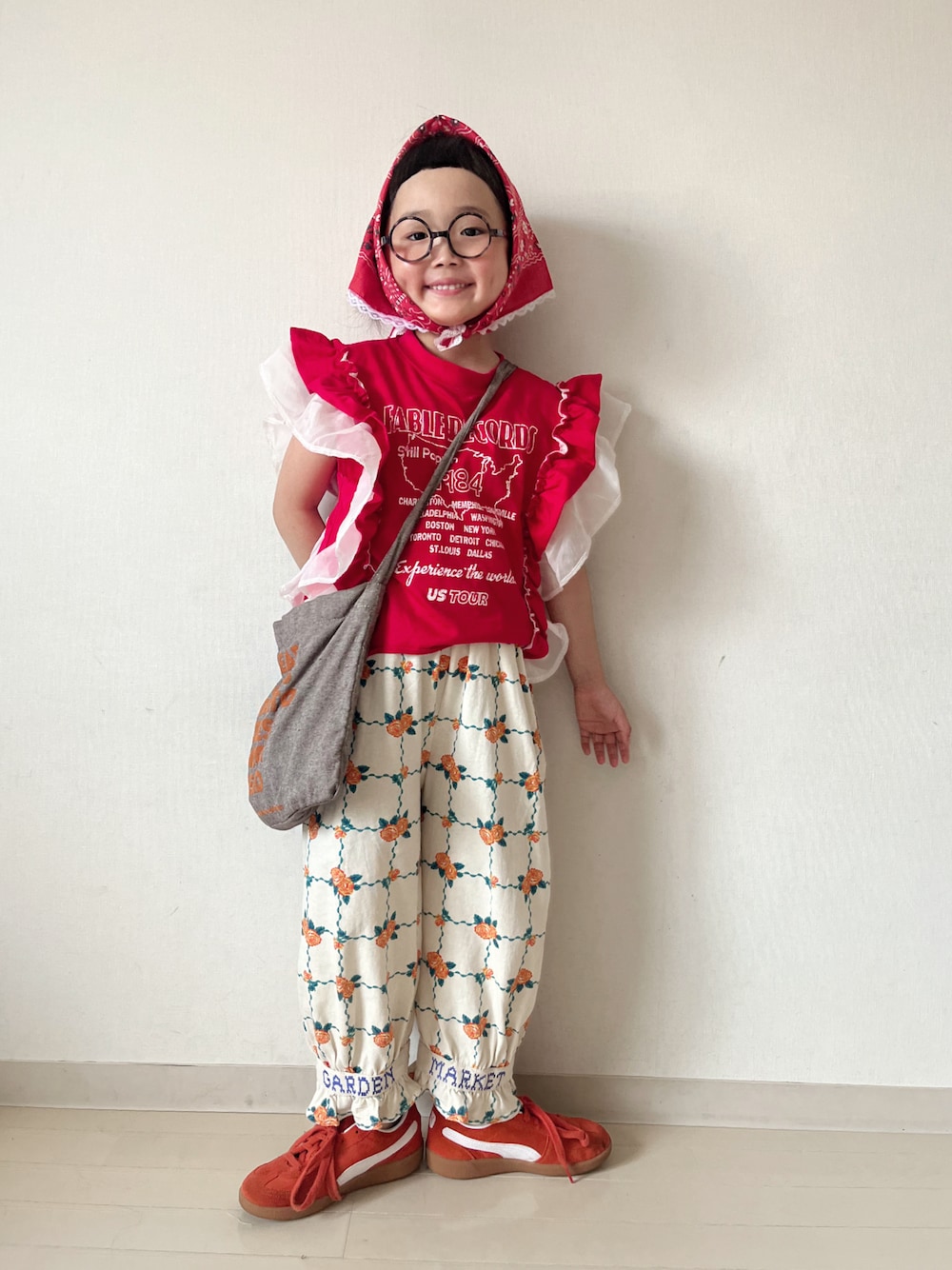 レッド系のTシャツ/カットソー、オレンジ系のその他パンツ、レッド系のスニーカーを着用したキッズの夏コーディネートの1枚目の写真