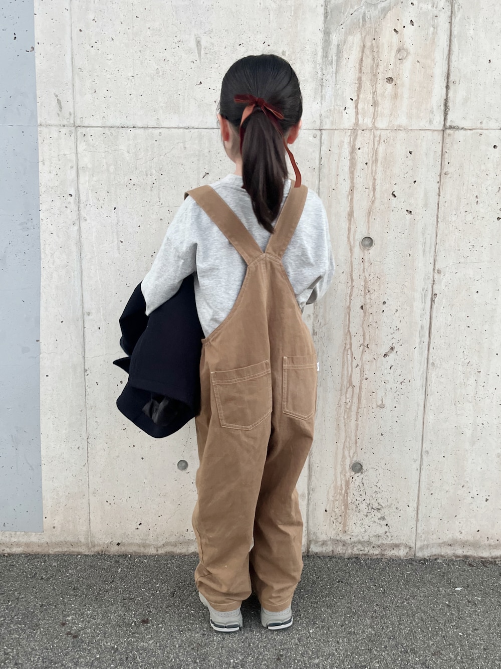 グレー系のTシャツ/カットソー、ブルー系のピーコート、ブラウン系のサロペット/オーバーオールを着用したキッズの秋コーディネートの1枚目の写真
