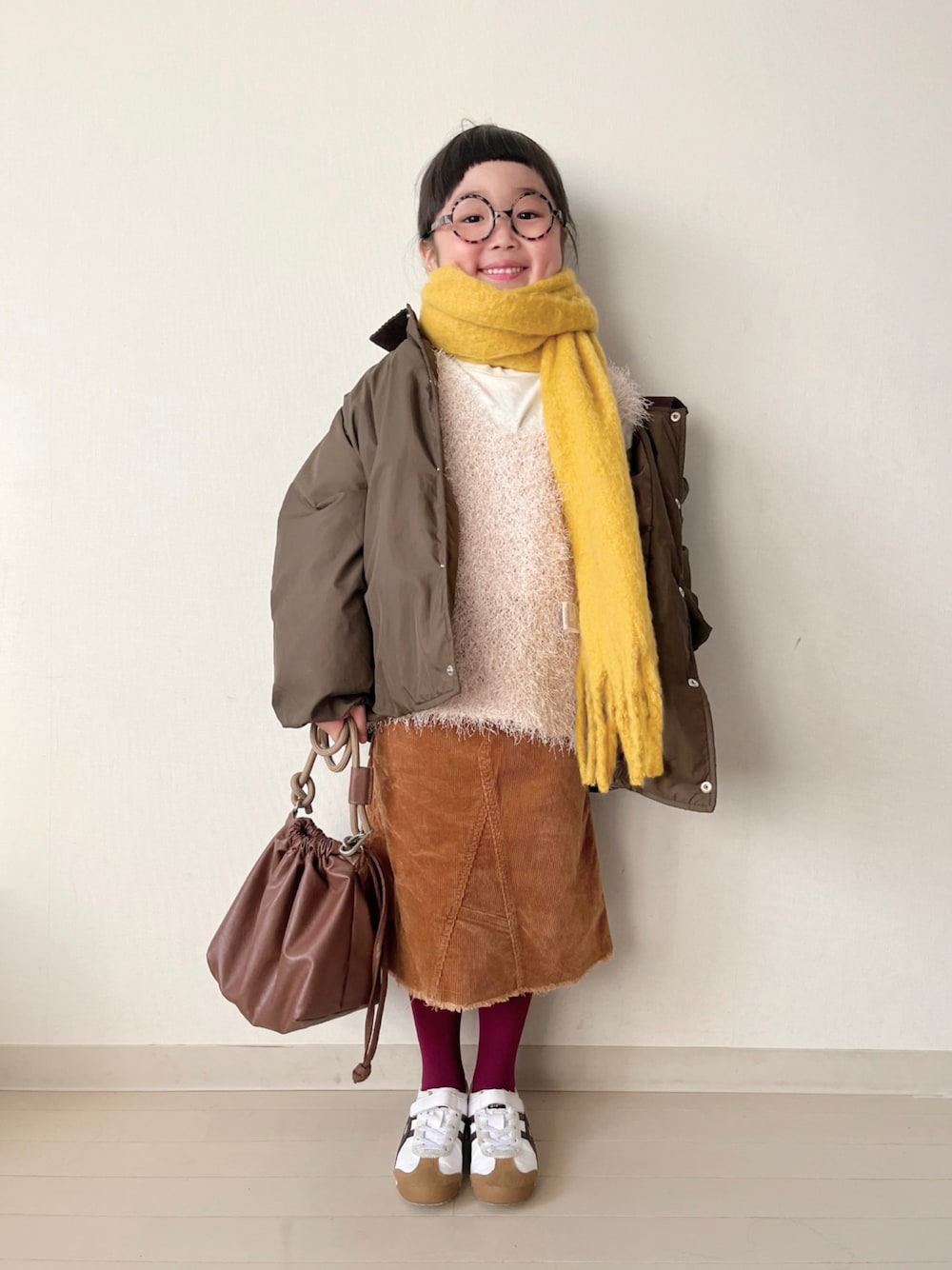 「真冬のあったかスタイル、冬アウター、お出かけコーデ、レイヤードスタイル、コーデュロイ、チョコ色に染まれ、ブラウン、ダウンジャケット、スニーカー、ニット、ベスト、マフラーぐるぐる」｜「CIAOPANIC TYPYの【2025年S/S新作】【KIDS】クロップド丈シャギーニットベスト（トップス、ピンク系）」を使った、* 𝚝𝚘𝚛𝚒𝚌𝚘𝚝*さん（キッズ・110cm）の冬コーディネートの1枚目の写真