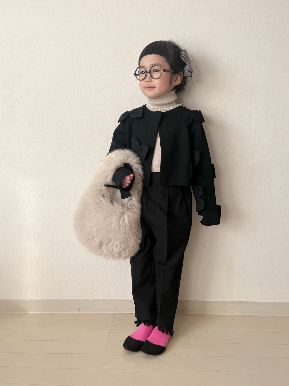 「似合うラボに行こう、カーディガン、モノトーン、春コーデ、春服みてみて、めがね、セレモニー、オケージョン、ニット、レイヤードスタイル、大人コーデ、ローリーズファームキッズ、おでかけコーデ、お出かけコーデ」｜「LOWRYS FARMのリボンカーディガン　 100821（カーディガン/ボレロ、ブラック系）」を使った、* 𝚝𝚘𝚛𝚒𝚌𝚘𝚝*さん（キッズ・100cm）の春コーディネートの1枚目の写真