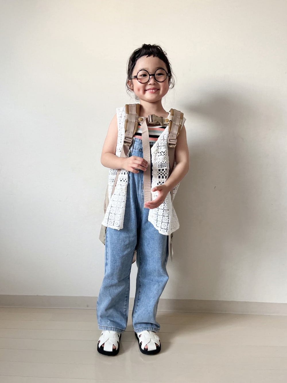 「夏コーデ、デニム、淡色コーデ、ベスト、ボーダー、タンクトップ、パステルカラー、グルカサンダル、サロペット、リュック、カジュアル、レイヤードスタイル、韓国子供服、オーバーオール」｜「CIAOPANIC TYPYの【KIDS】【india】切替レースベスト（ベスト、ホワイト系）」を使った、* 𝚝𝚘𝚛𝚒𝚌𝚘𝚝*さん（キッズ・100cm）の春コーディネートの1枚目の写真