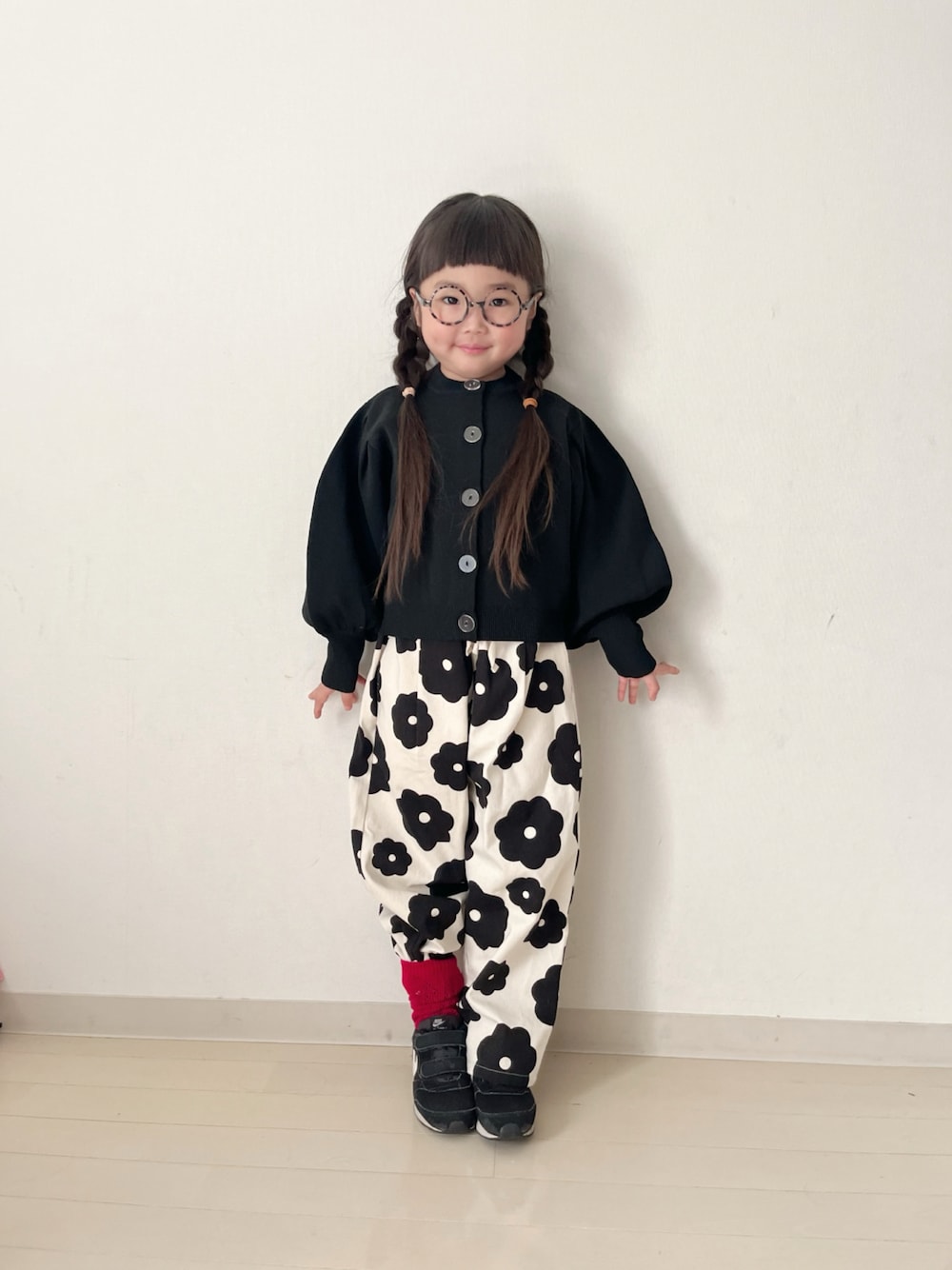 ホワイト系のその他パンツ、ブラック系のカーディガン/ボレロ、ブラック系のスニーカーを着用したキッズの冬コーディネートの1枚目の写真