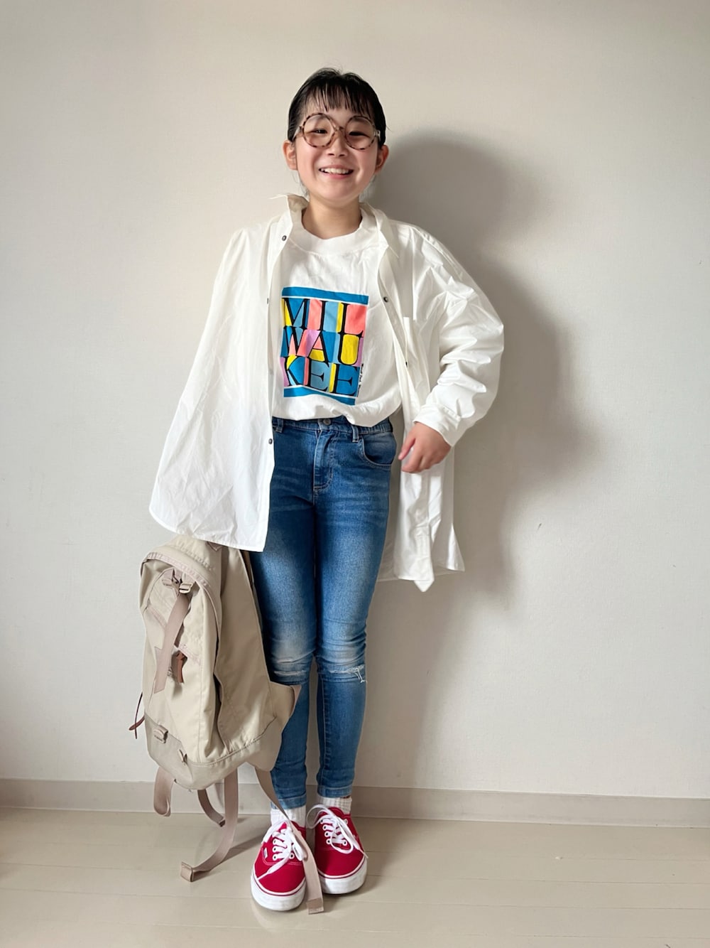 ホワイト系のTシャツ/カットソー、ブルー系のデニムパンツ、ホワイト系のシャツ/ブラウスを着用したキッズの秋コーディネートの1枚目の写真