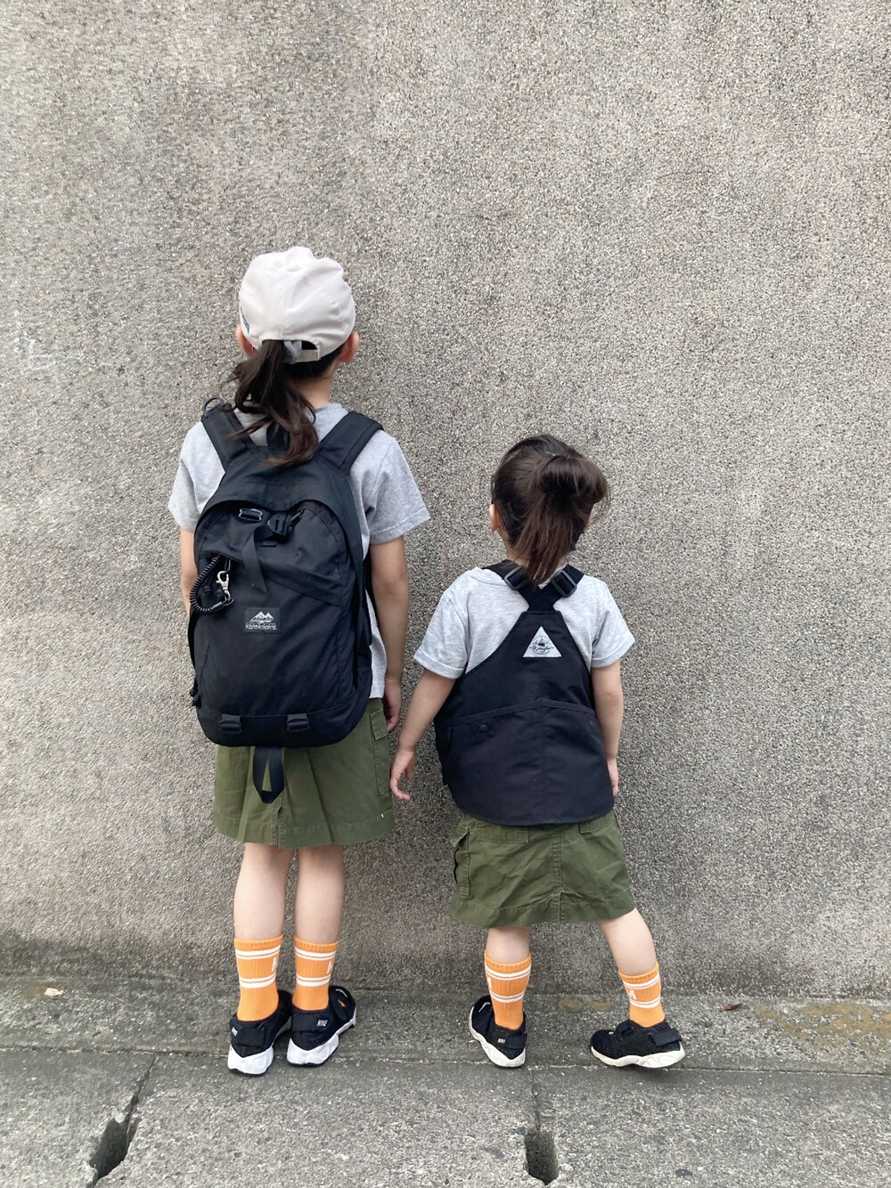 「姉妹コーデ、キャップ、黒リュック、バックパック、カラーソックス、スカート、エアリフト、Tシャツ」｜「THE NORTH FACEのザ・ノースフェイス / ショートスリーブスクエアロゴティー(キッズ／ベビー)（Tシャツ/カットソー、グレー系）」を使った、* 𝚝𝚘𝚛𝚒𝚌𝚘𝚝*さん（キッズ・123cm）の秋コーディネートの1枚目の写真