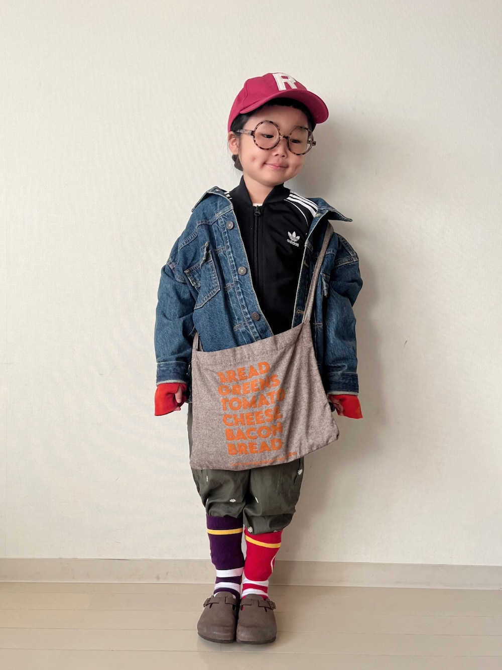 ブラック系のジャージ、ブルー系のデニムジャケット、ホワイト系のTシャツ/カットソーを着用したキッズの秋コーディネートの1枚目の写真