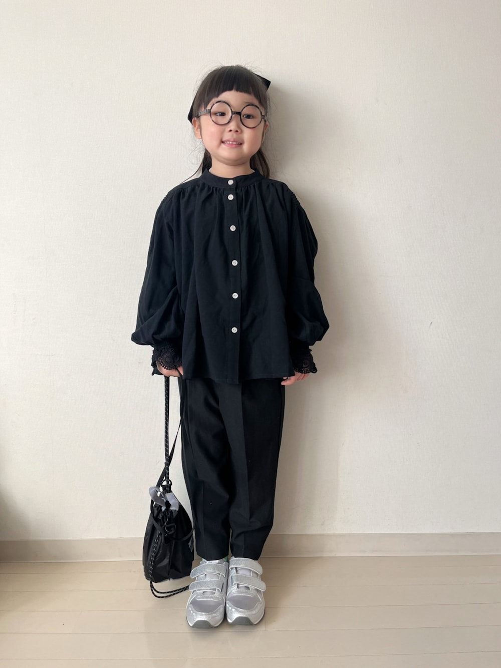 「春コーデ、今日のコーデ、ブラックコーデ、ブラウス、メガネ女子、ショルダーバッグ、スニーカー、きれいめカジュアル」｜「LOWRYS FARMのギャザーボリュームブラウス　292636（シャツ/ブラウス、ブラック系）」を使った、* 𝚝𝚘𝚛𝚒𝚌𝚘𝚝*さん（キッズ・110cm）の冬コーディネートの1枚目の写真