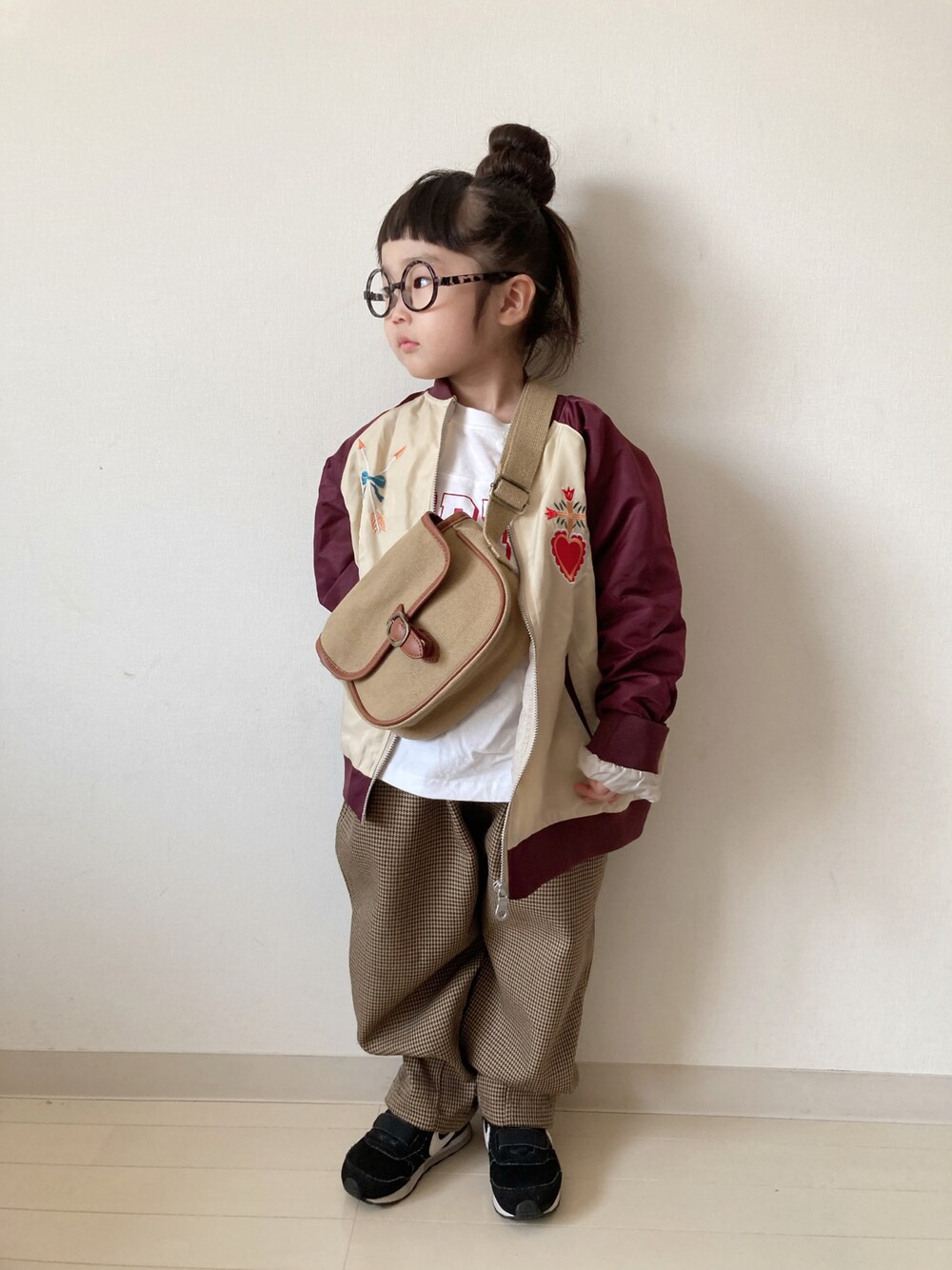 レッド系のブルゾン、ホワイト系のTシャツ/カットソー、ブラウン系のその他パンツを着用したキッズの春コーディネートの1枚目の写真