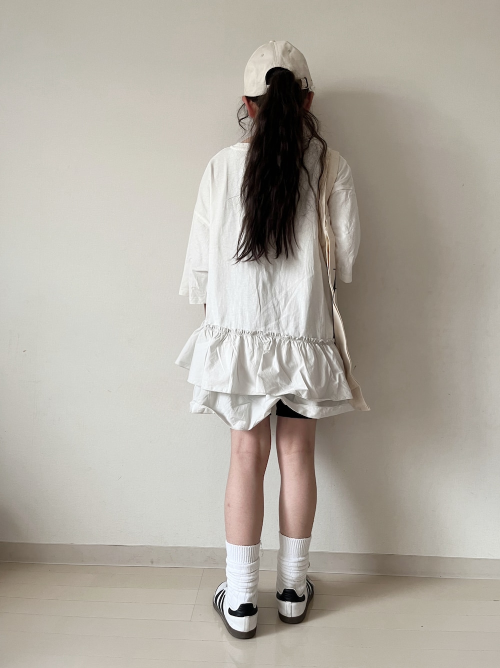 「やっぱり帽子が好き、雨の日コーデ、白シャツ、サイクリングパンツ、スポーツミックス、スニーカー、キャップ、トートバッグ、カジュアルコーデ、ジュニア、淡色コーデ」｜「niko and...の布帛コンビフリルロックTシャツ（Tシャツ/カットソー、ホワイト系）」を使った、* 𝚝𝚘𝚛𝚒𝚌𝚘𝚝*さん（キッズ・140cm）の春コーディネートの1枚目の写真