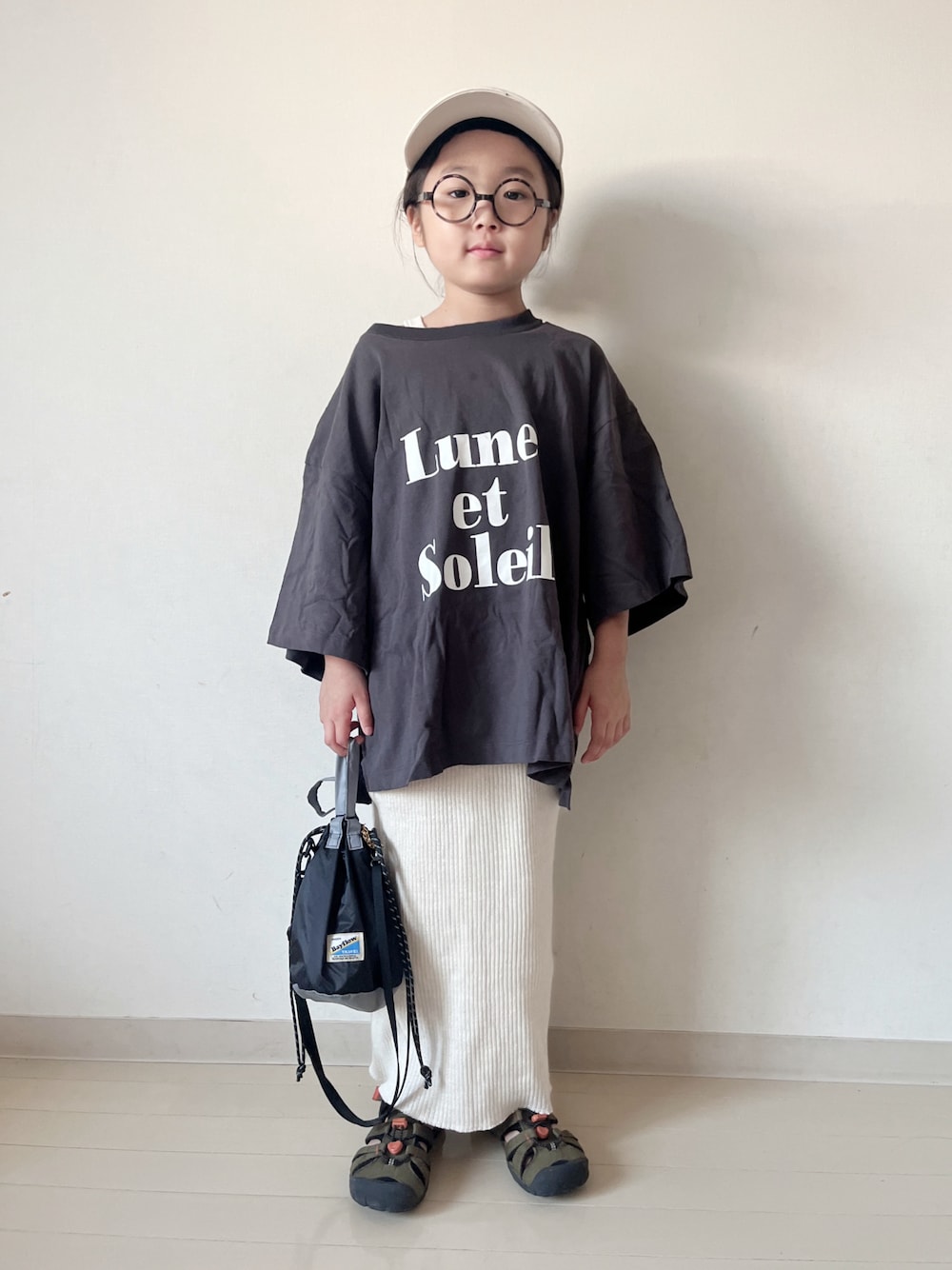 「シンプルコーデ、きれいめカジュアル、夏コーデ、韓国子供服、ショルダーバッグ、ブラックコーデ、タンクトップ、お出かけコーデ、フェススタイル、レイヤードスタイル、サンダル、キャップ」｜「LOWRYS FARMのアソートＰＴＳＳ　290094（Tシャツ/カットソー、グレー系）」を使った、* 𝚝𝚘𝚛𝚒𝚌𝚘𝚝*さん（キッズ・110cm）の夏コーディネートの1枚目の写真