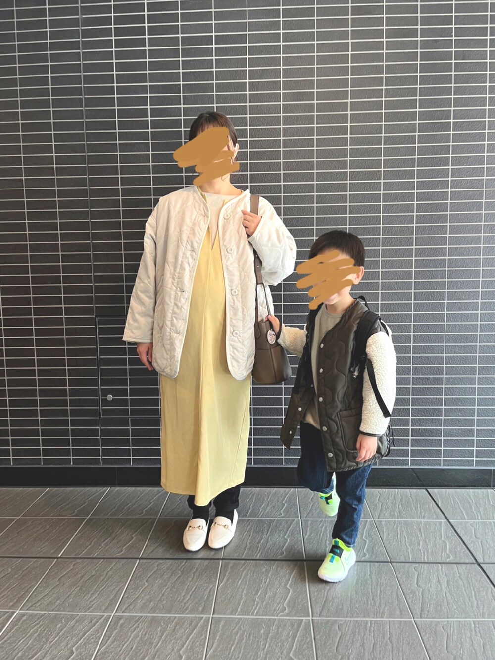 「休日スタイル、キッズコーデ、男の子コーデ、ママコーデ、マタニティ、ママファッション、2人目妊娠中、イエロー、ジャンパースカート、ローファー×靴下、はるコーデ、プチプラ、カジュアルコーデ、おしゃれさんと繋がりたい、5歳」｜「DISCOATのノースリジャンスカ（ジャンパースカート、イエロー系）」を使った、yooさん（キッズ・120cm）の冬コーディネートの1枚目の写真