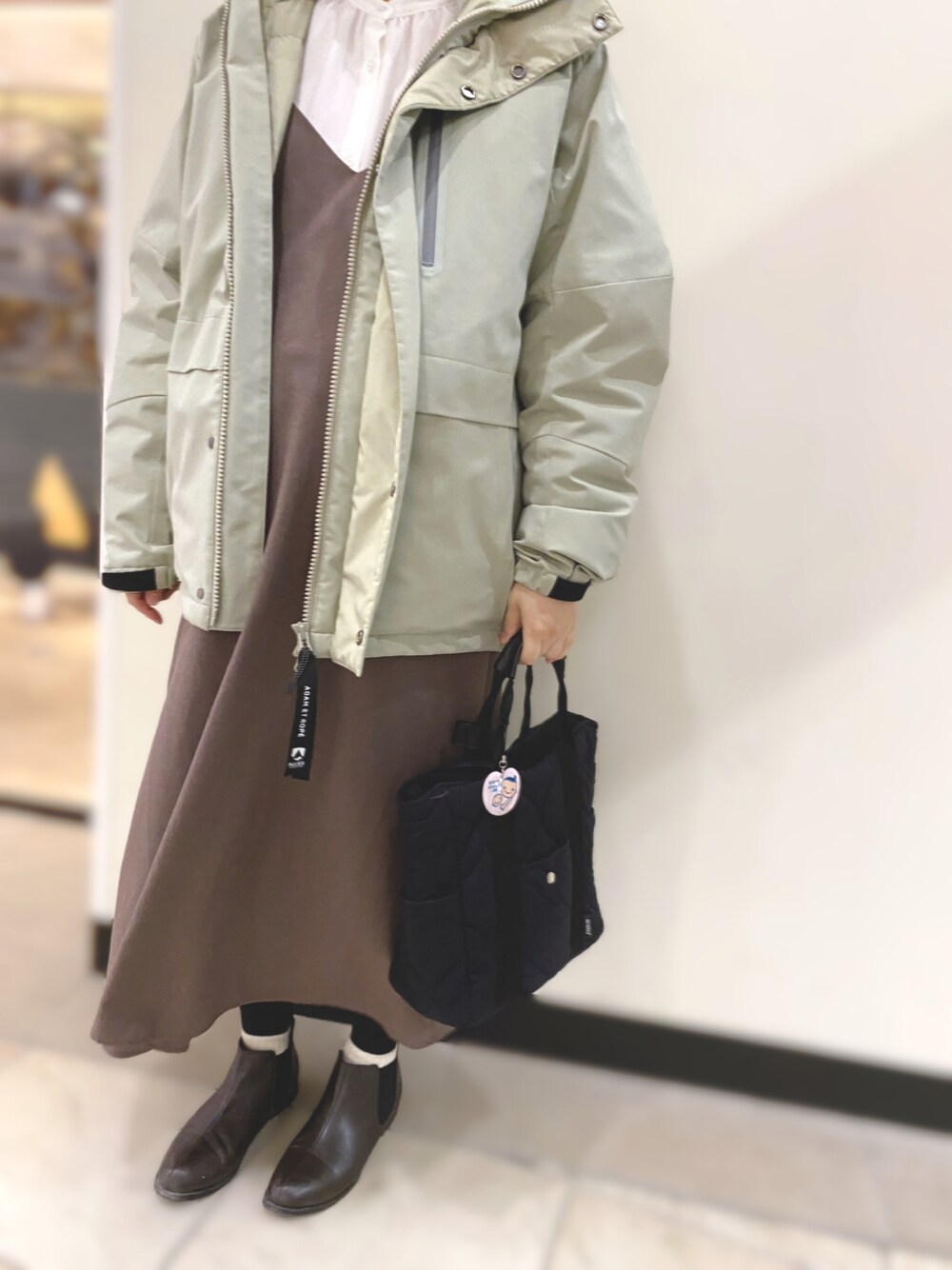 「キャミワンピ、ブーツ、キルティングバッグ、ブラウス、ママコーデ、マタニティ、おしゃれさんと繋がりたい、休日コーデ、おでかけコーデ、休日スタイル、ブラウン、ママファッション、ワンピース、マタニティコーデ、はるコーデ」｜「anelloのアイテム（バッグ、ブラック系）」を使った、yooさん（キッズ・120cm）の冬コーディネートの1枚目の写真