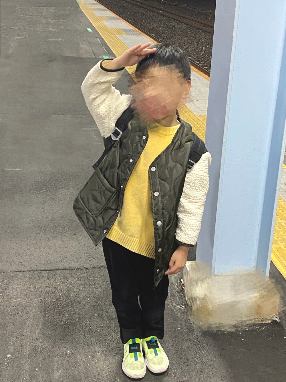 「キッズファッション、男の子コーデ、キイロ、おしゃれさんと繋がりたい、5歳、ニット、コーデュロイパンツ、ナイキ、休日スタイル、カジュアルコーデ、こどもコーデ、男の子ママ、ママコーデ、キルティング、おでかけ」｜「NIKEのNIKE ナイキ 17-22FLEX RUNNER 2 (PSV) フレックス ランナー 2 PSV KDJ6040 700BRLYT/BRTPR（スニーカー、イエロー系）」を使った、yooさん（キッズ・120cm）の冬コーディネートの1枚目の写真