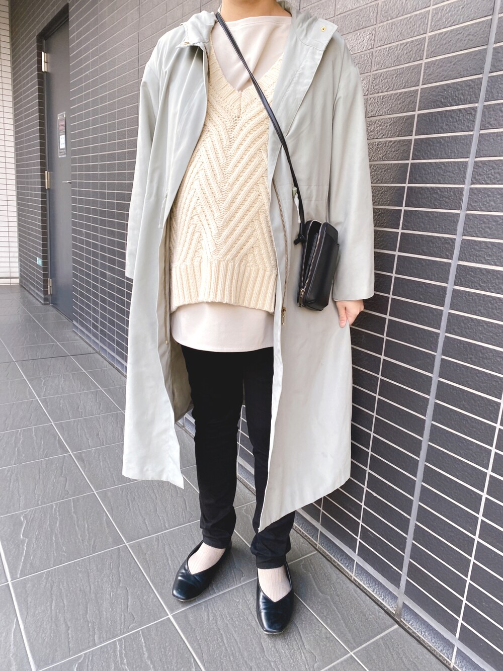 「大人カジュアル、シンプルコーデ、パンツスタイル、ロングコート、ママコーデ、レイヤードスタイル、プチプラ、おしゃれさんと繋がりたい、マタニティ、男の子ママ、はるコーデ、ニットベスト、パンプス×靴下、GU、UNIQLO」｜「UNIQLOのアイテム（マタニティウェア/グッズ、ブラック系）」を使った、yooさん（レディース・160cm）の冬コーディネートの1枚目の写真