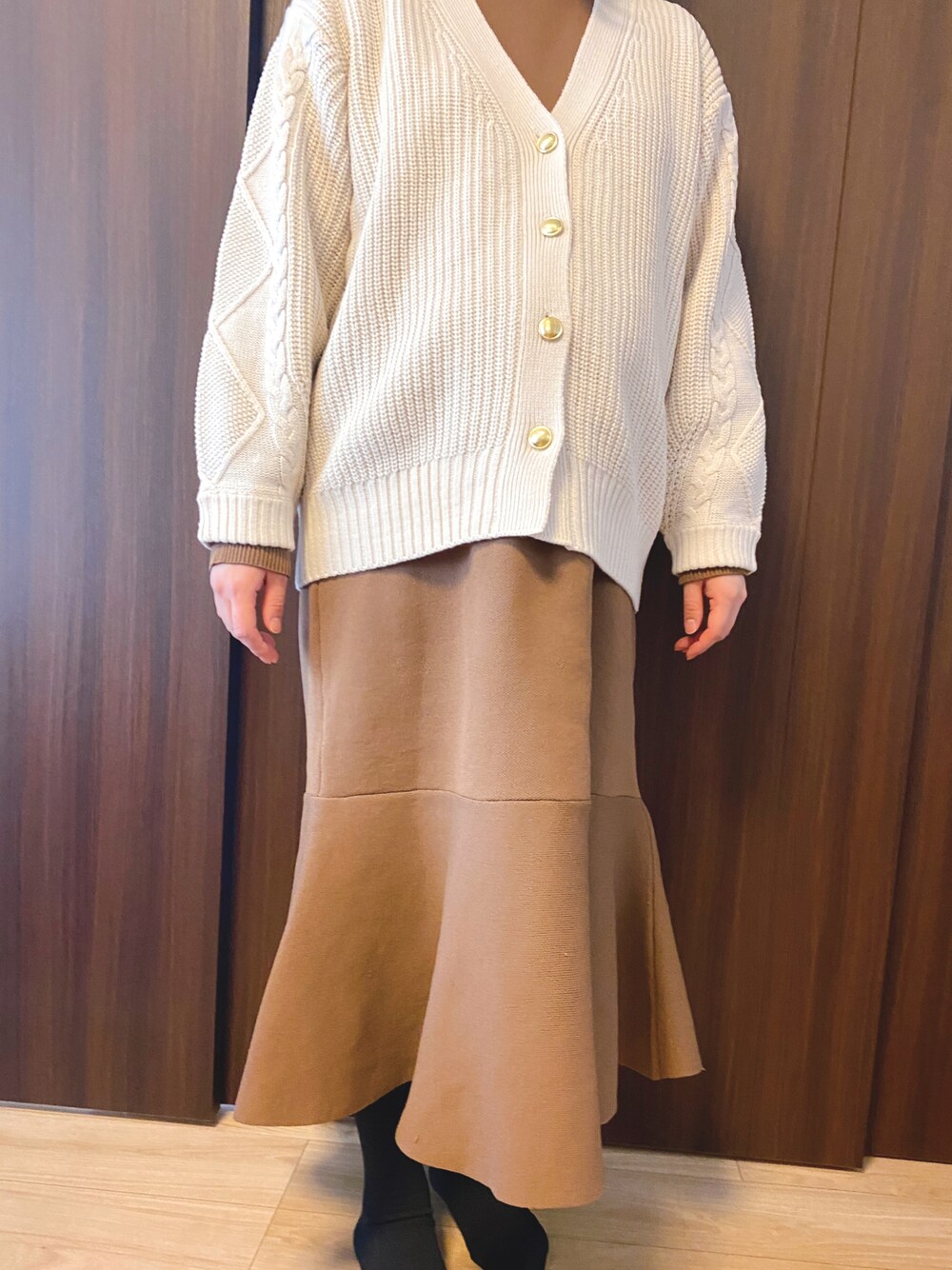 「マーメイドワンピース、カーディガン、淡色コーデ、ママコーデ、男の子ママ、ショートブーツ、ブラウン、ホワイト、マタニティ、ニット、おしゃれさんと繋がりたい、カジュアルコーデ、プチプラ、ラクチンコーデ、洗えるニット」｜「LIANのマーメイドニットワンピース（ワンピース、ブラウン系）」を使った、yooさん（キッズ・120cm）の冬コーディネートの1枚目の写真