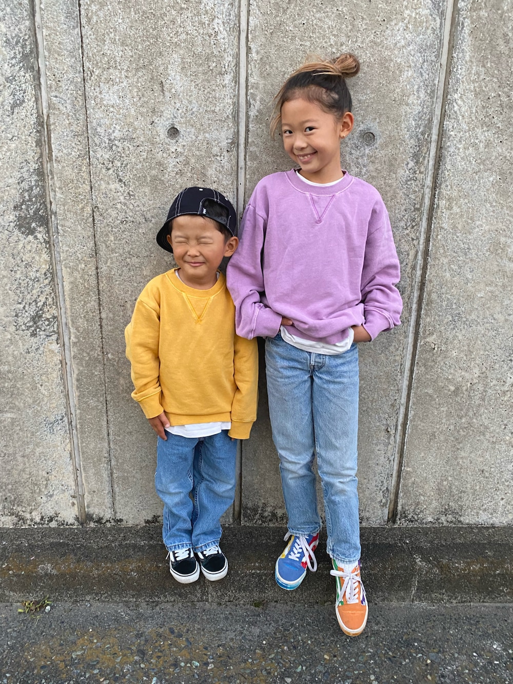 「スウェット、デニム、Levi's、古着、古着MIX、VANS、oldskool、キャップ、HELLY HANSEN、おそろいコーデ」｜「VANSのアイテム（スニーカー、その他）」を使った、rinoさん（キッズ・130cm）の秋コーディネートの1枚目の写真