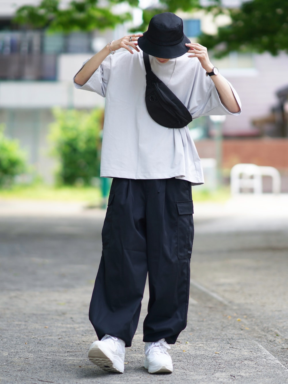 「FUDGEBOYのトラッドスタイル、シンプル、休日スタイル、大人コーデ、オーバーサイズ、おしゃれさんと繋がりたい、カジュアル、プチプラコーデ、モノトーン、バケットハット、白Tシャツ、カーゴパンツ、スニーカー、スニーカーコーデ、いいね、save、フォローお願いします🤑」｜「CASPER JOHNの【UPCYCLED TEXTILE】Clean the sea T-shirts/海を綺麗にするTシャツ（Tシャツ/カットソー、グレー系）」を使った、taiさん（メンズ・179cm）の春コーディネートの1枚目の写真