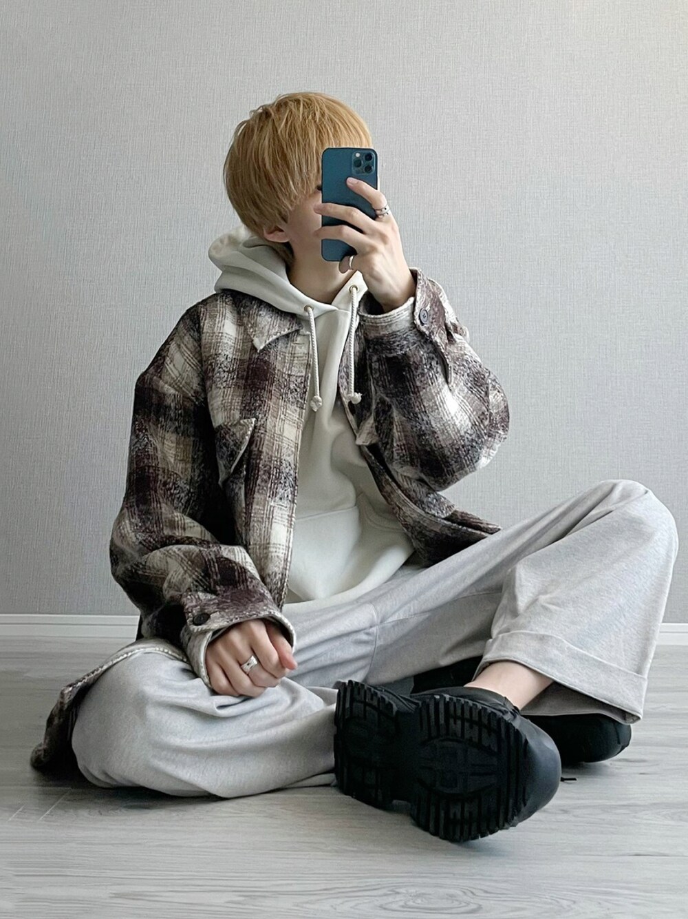 「休日コーデ、ootd、あけましておめでとうございます！、大人カジュアル、大人コーデ、ビッグシルエット、outfit、いいね、save、フォローお願いします🤑、シャツスタイル、GU、ワイドパンツ、パーカー、チェック、スニーカー、プチプラ」｜「GUのアイテム（シャツ/ブラウス、ブラウン系）」を使った、taiさん（メンズ・179cm）の冬コーディネートの1枚目の写真