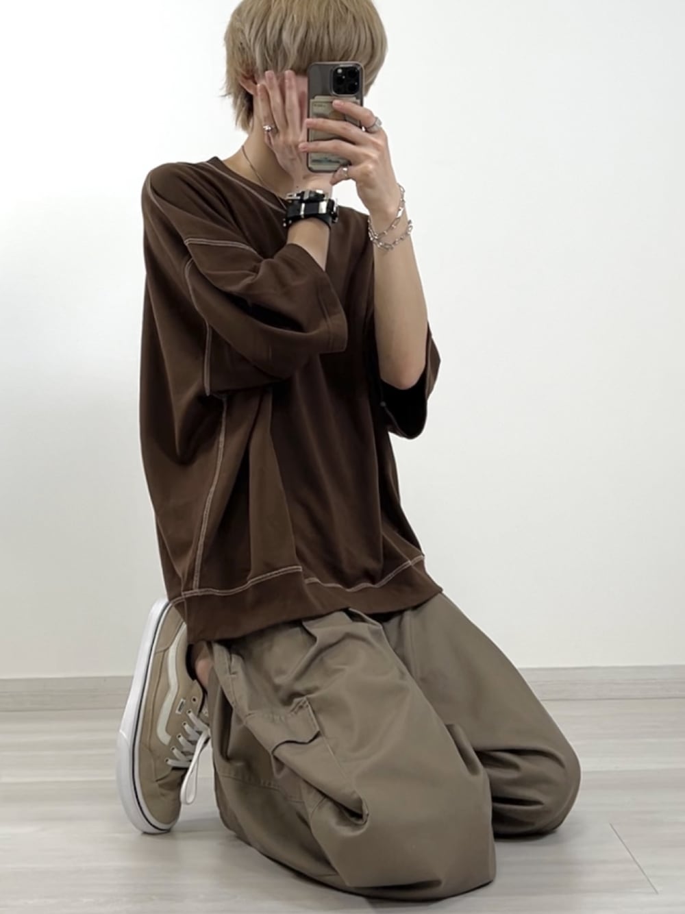 「ブラウン、ブラウンコーデ、ゆるコーデ、ベージュコーデ、ベージュ、ベージュパンツ、カーゴパンツ、ストリート、ストリートコーデ、ストリートMIX、夏コーデ、大人コーデ、シンプルコーデ、低身長男子、韓国ファッション」｜「anownのドルマンスリーブステッチ裏毛ビッグ半袖スウェット【ファッションインフルエンサー tai×anown 限定コラボ】（Tシャツ/カットソー、ブラウン系）」を使った、taiさん（メンズ・179cm）の春コーディネートの1枚目の写真
