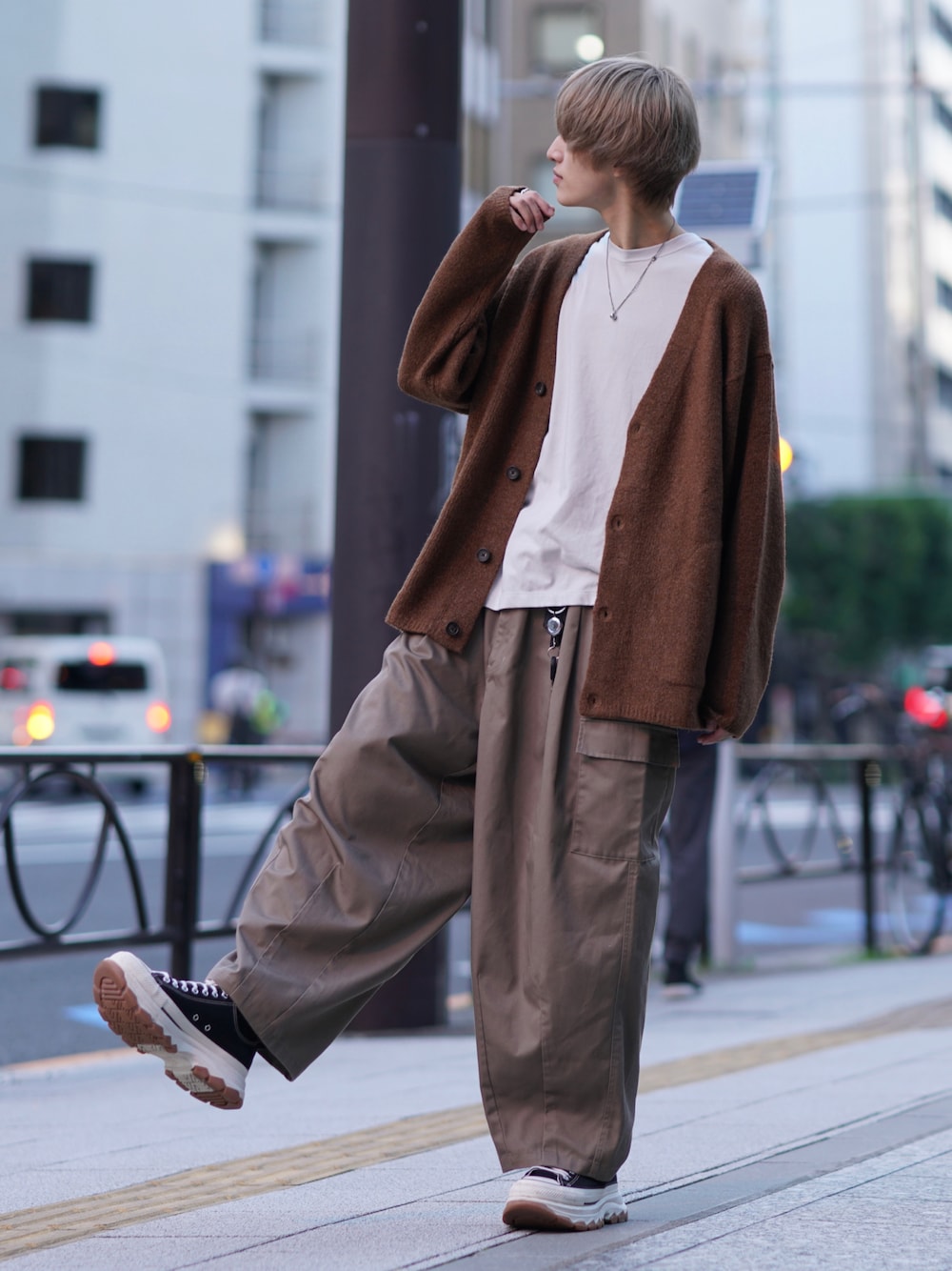 「秋服、大人カジュアル、シンプルスタイル、シンプルコーデ、淡色コーデ、秋っぽコーデ更新中、オトナカジュアル、初秋コーデ、カジュアルコーデ、きれいめカジュアル、メンズファッション、お洒落さんとつながりたい、秋服準備はじめました、ゆるコーデ、シャツスタイル」｜「GUのアイテム（カーディガン/ボレロ、ブラウン系）」を使った、taiさん（メンズ・179cm）の秋コーディネートの1枚目の写真