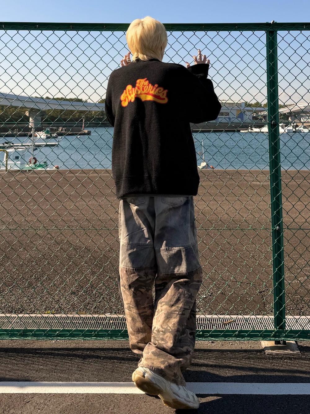 ブラック系のカーディガン/ボレロ、ブラック系のタンクトップを着用したメンズの冬コーディネートの1枚目の写真