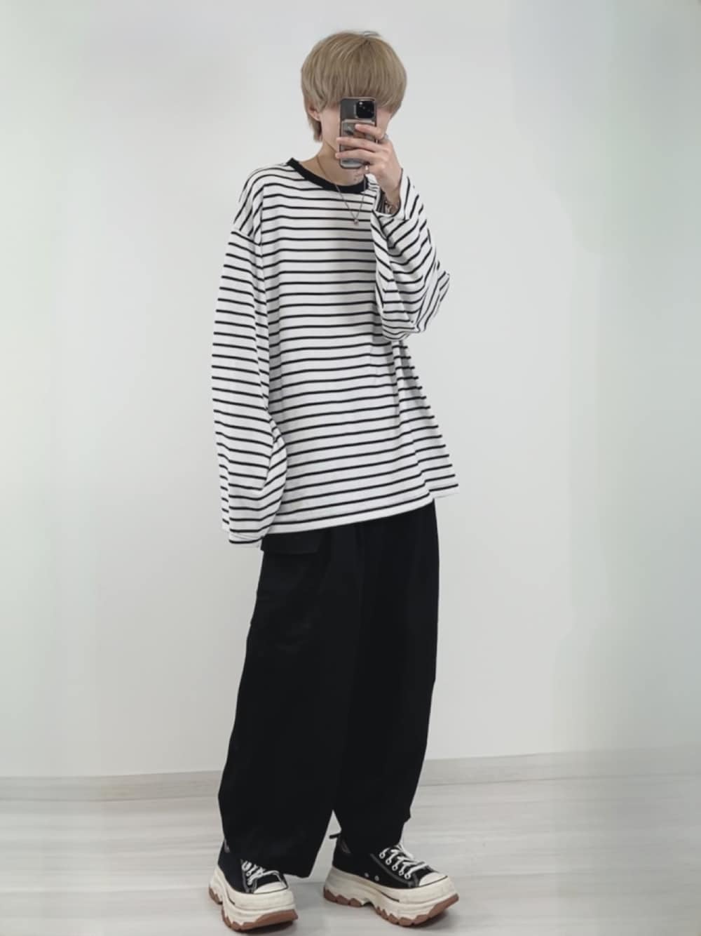「モノトーン、モノトーンコーデ、白コーデ、黒コーデ、ボーダー、ボーダートップス、しましま、カーゴパンツ、ブラック、ブラックコーデ、コンバース、ストリート、ストリートコーデ、ロンT、春ファッション」｜「ADRERのextra quality wide sleeve long-T/エクストラクオリティワイドスリーブロンT（Tシャツ/カットソー、ホワイト系）」を使った、taiさん（メンズ・179cm）の春コーディネートの1枚目の写真