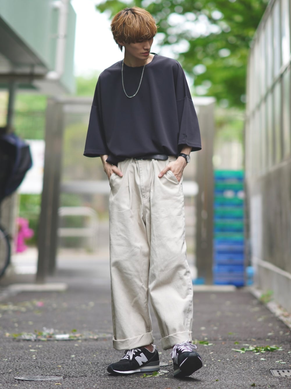 「シンプルコーデ、春夏コーデ、カジュアルコーデ、初夏コーデ、きれいめカジュアル、スニーカー、ootd、Tシャツ、お洒落さんとつながりたい、デニムパンツ、ワイドパンツ、おしゃれさんと繋がりたい、スニーカーコーデ、タックイン、ベルト」｜「JUNREDのtaiｘJUNRed デニムワイド2ロールアップパンツ（デニムパンツ、ホワイト系）」を使った、taiさん（メンズ・179cm）の春コーディネートの1枚目の写真