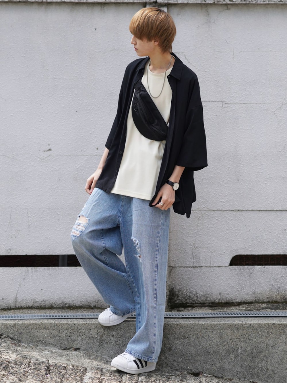 「大人カジュアル、ビッグシルエット、お洒落さんとつながりたい、春コーデ、ootd、デニムコーデ、シャツコーデ、シャツスタイル、ウエストポーチ、スニーカー、スニーカーコーデ、デニムパンツ、デニム、おしゃれさんと繋がりたい、いいね、save、フォローお願いします🤑」｜「adidasのスーパースター [Superstar] アディダスオリジナルス（スニーカー、ホワイト系）」を使った、taiさん（メンズ・179cm）の春コーディネートの1枚目の写真
