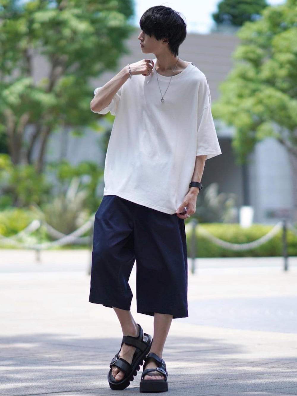 「Tシャツ、カジュアルコーデ、ハーフパンツ、夏コーデ、シンプルコーデ、夏服」｜「iisyのiisy / ショルダージップビッグカットソー（Tシャツ/カットソー、ホワイト系）」を使った、taiさん（メンズ・179cm）の夏コーディネートの1枚目の写真