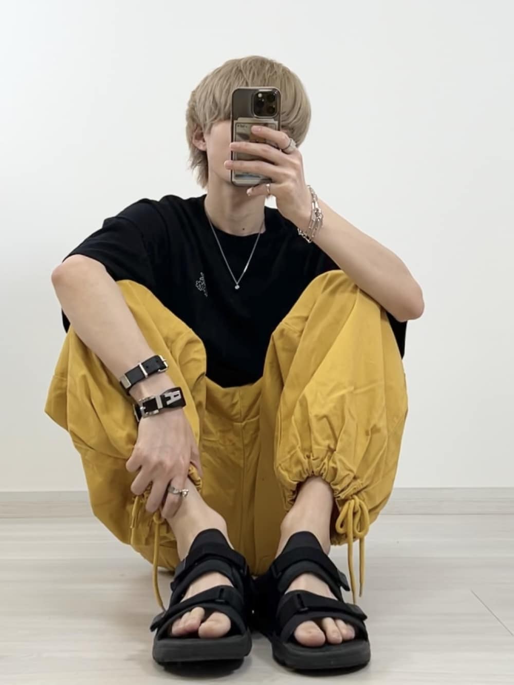 「イエローコーデ、カーゴパンツ、ブラックコーデ、イエローパンツ、ストリート、ストリートコーデ、ストリートMIX、スポーツミックス、スポーツサンダル、夏コーデ、メンズファッション、ビッグシルエット、プチプラ、ゆるコーデ、ラフコーデ」｜「iisyのiisy / ランダムTシャツ（Tシャツ/カットソー、ブラック系）」を使った、taiさん（メンズ・179cm）の春コーディネートの1枚目の写真