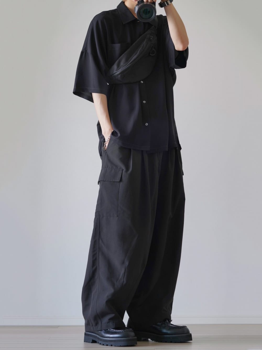 「シンプルコーデ、春夏コーデ、シャツスタイル、カーゴパンツ、きれいめカジュアル、メンズコーデ、大人コーデ、ブラック」｜「iisyのiisy / ステッチドルマンシャツ（シャツ/ブラウス、ブラック系）」を使った、taiさん（メンズ・179cm）の春コーディネートの1枚目の写真