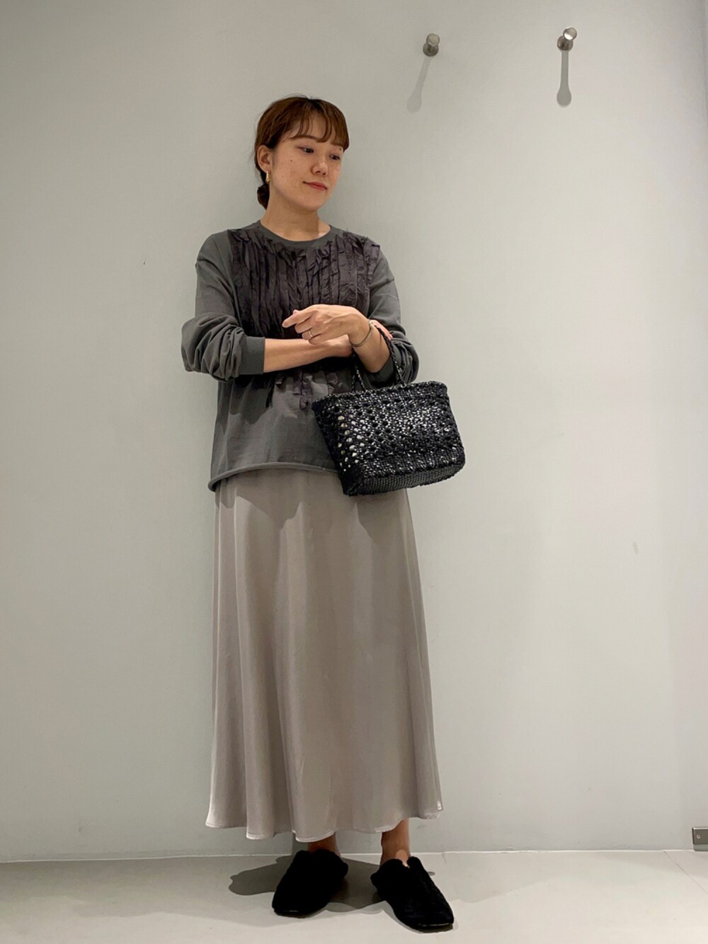 「collex、ロンT、スクエアトゥ、秋服準備はじめました、休日スタイル、秋トレンド2021、シンプルコーデ、かごバッグ、秋コーデ、グレー、スリッポン、ロングスカート、サテンスカート、大人カジュアル、シンプル」｜「collexのサテンフレアーロングスカート（スカート、グリーン系）」を使った、OOTSUKA YUKIKOさん（レディース・157cm）の秋コーディネートの1枚目の写真
