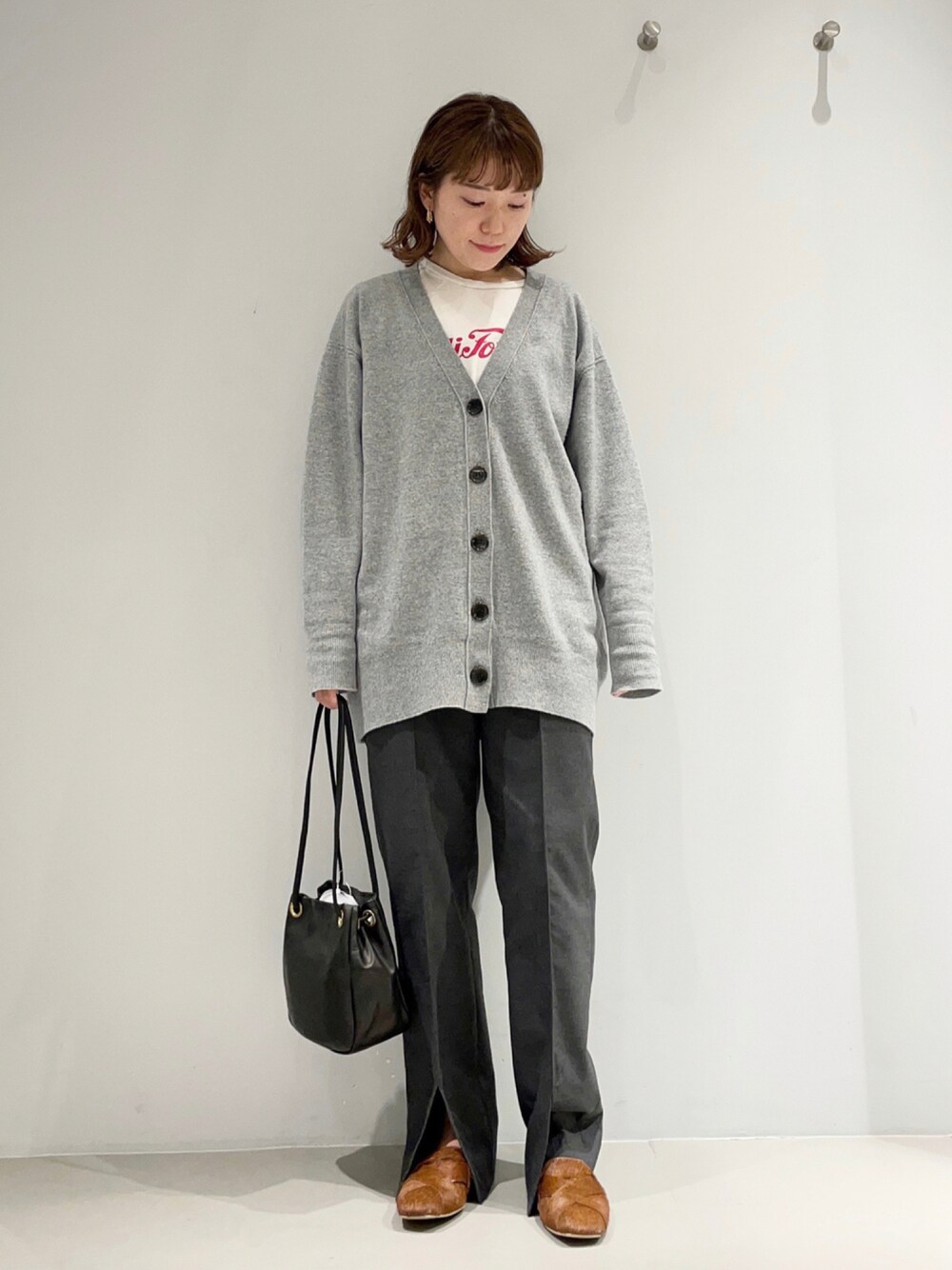 「collex、カーディガン、休日スタイル、秋コーデ、ミニバッグ、秋服準備はじめました、だから秋服が好き、グレー、スリッポン、スリットパンツ、ニット、秋服、オトナカジュアル、ゆったりコーデ、カジュアル」｜「collexのウルグアイウールカーディガン（カーディガン/ボレロ、グレー系）」を使った、OOTSUKA YUKIKOさん（レディース・157cm）の秋コーディネートの1枚目の写真