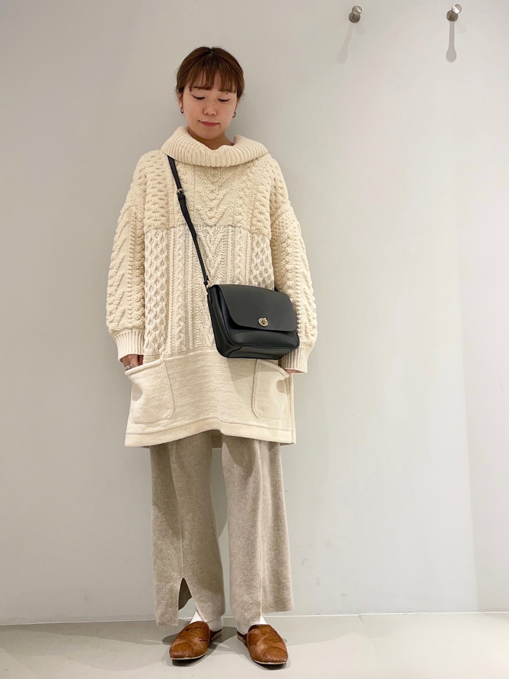 「collex、あったかコーデ、ビッグシルエット、休日スタイル、マイベストコーデ2021、クリスマスに着たい服、ホワイトコーデ、タートルネック、シンプルコーデ、冬コーデ、ケーブルニット、ミニバッグ、ショルダーバッグ、スリッポン、ニットパンツ」｜「collexのカウレザーポシェット（ショルダーバッグ、ブラック系）」を使った、OOTSUKA YUKIKOさん（レディース・157cm）の冬コーディネートの1枚目の写真
