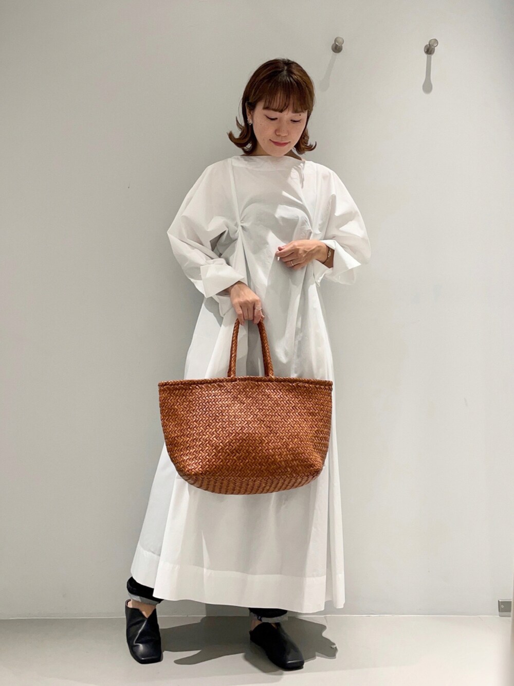 「collex、シャツワンピ、秋服準備はじめました、レイヤードスタイル、秋コーデ、休日スタイル、秋トレンド2021、ボリューム袖、シンプルコーデ、かごバッグ、白ワンピース、スリッポン、トートバッグ、ワンピース、ホワイト」｜「collexの切替ギャザードレス（ワンピース、ホワイト系）」を使った、OOTSUKA YUKIKOさん（レディース・157cm）の秋コーディネートの1枚目の写真