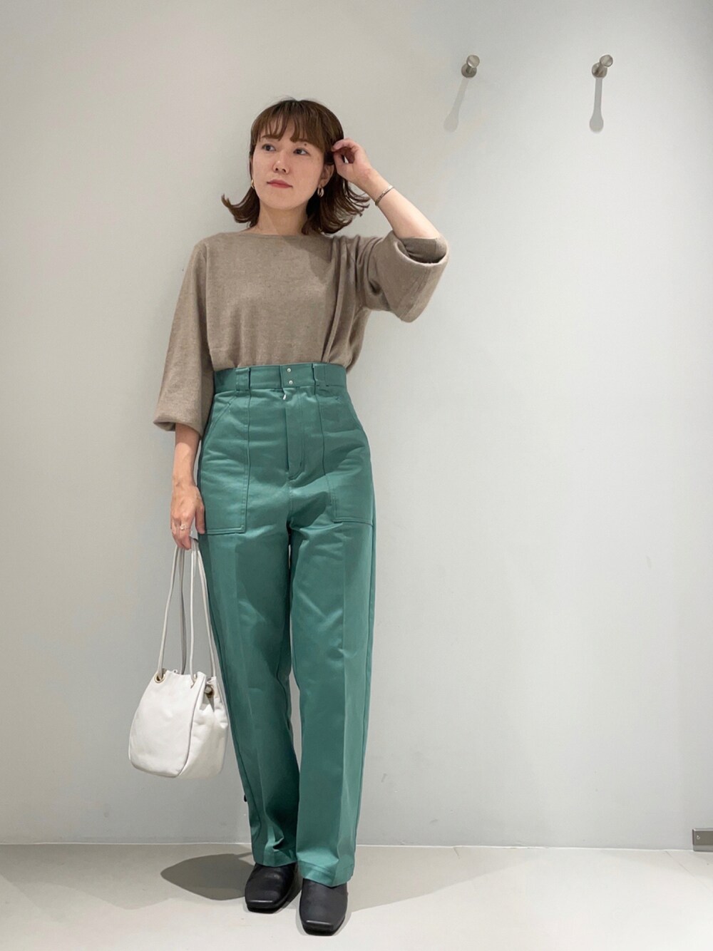 「collex、きれいめカジュアル、秋コーデ、スラックス、休日スタイル、カラーパンツ、ベージュ、ミニバッグ、秋服準備はじめました、サテンパンツ、秋トレンド2021、ボリューム袖、グリーン、スリッポン、ニット」｜「collexのフィンクスサテン2WAYワークパンツ（その他パンツ、グリーン系）」を使った、OOTSUKA YUKIKOさん（レディース・157cm）の秋コーディネートの1枚目の写真