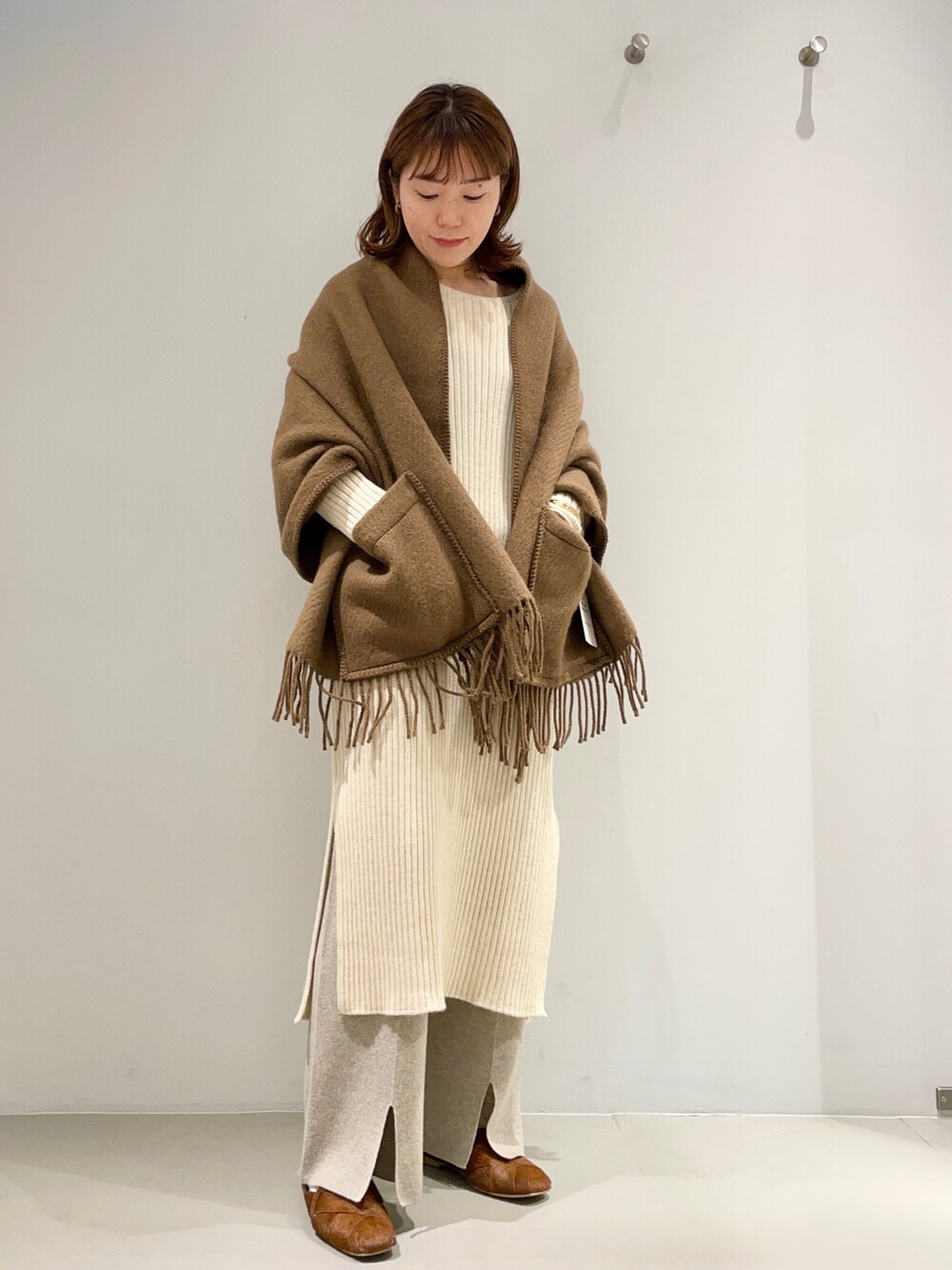 「collex、冬コーデ、あったかコーデ、休日スタイル、マイベストコーデ2021、ニットワンピース、クリスマスに着たい服、ホワイトコーデ、シンプルコーデ、レイヤードスタイル、ストール、ブラウン、ニットパンツ、大人カジュアル、ゆるコーデ」｜「collexのナチュラルファインヤーンニットワンピース（ワンピース、ホワイト系）」を使った、OOTSUKA YUKIKOさん（レディース・157cm）の冬コーディネートの1枚目の写真