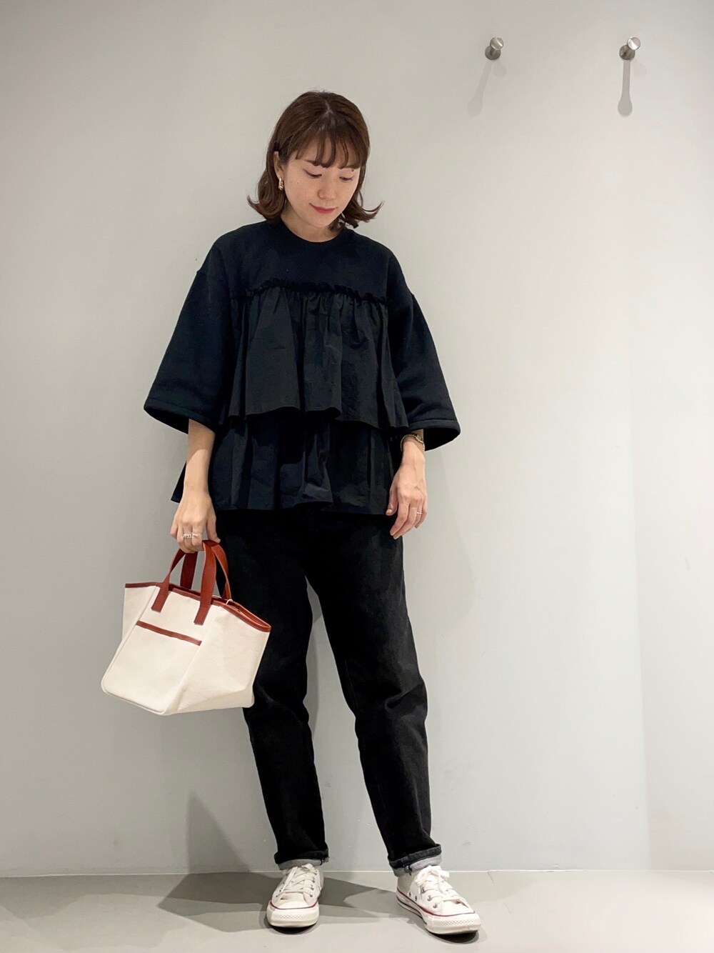 「collex、シンプルコーデ、スニーカーコーデ、休日スタイル、冬コーデ、トートバッグ、白スニーカー、デニム、ブラック、ブラックコーデ、ブラックデニム、ワントーンコーデ、大人カジュアル、休日コーデ、ラクチンコーデ」｜「collexのAlltidﾊｲｳｴｽﾄｷｬｯﾛｯﾄﾃﾞﾆﾑ（デニムパンツ、ブラック系）」を使った、OOTSUKA YUKIKOさん（レディース・157cm）の秋コーディネートの1枚目の写真