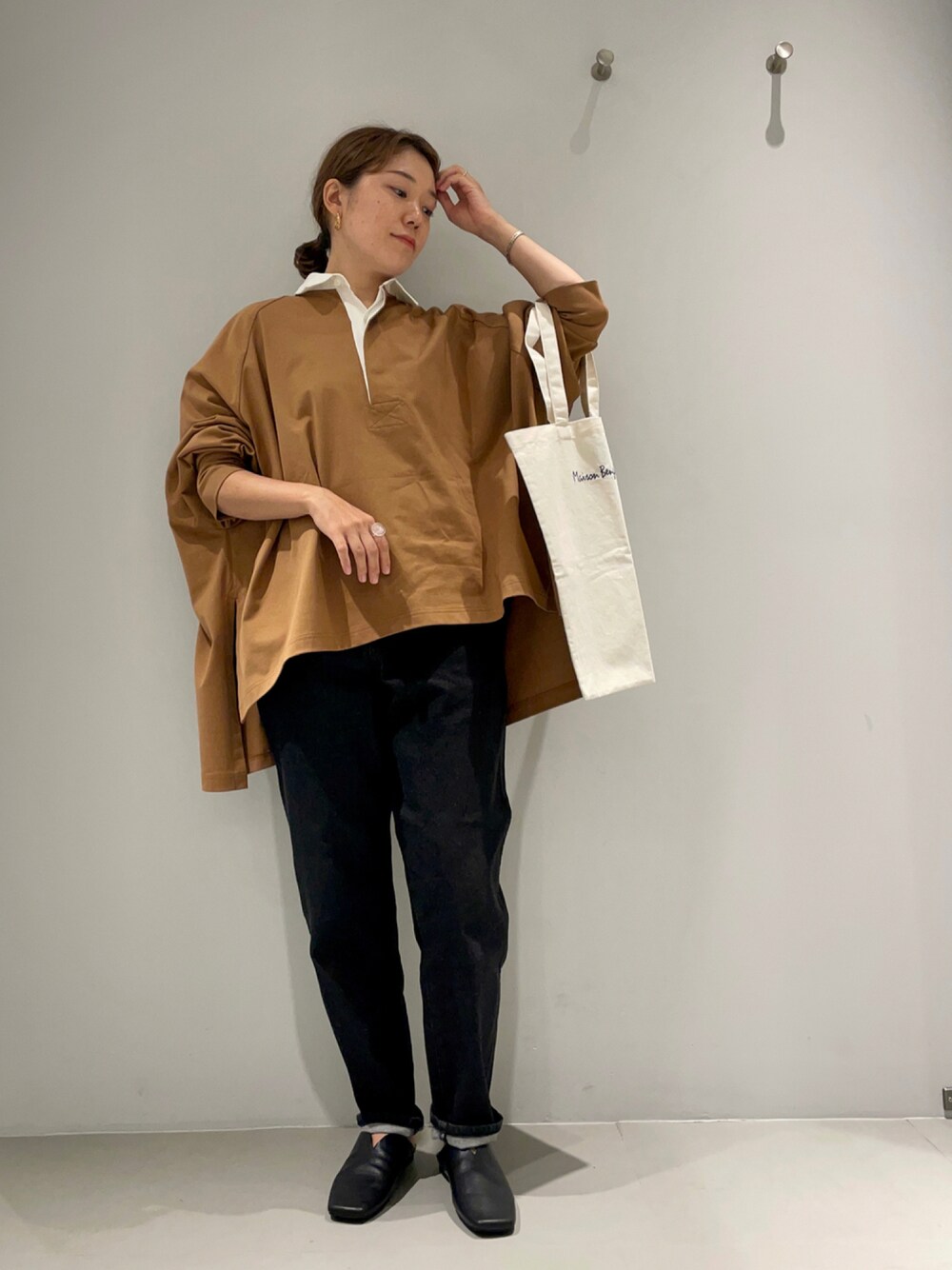 「collex、スクエアトゥ、秋服準備はじめました、休日スタイル、ブラウン、秋トレンド2021、ボリューム袖、シンプルコーデ、ビッグシルエット、トートバッグ、スリッポン、デニム、襟付きトップス、ブラックデニム、カジュアルコーデ」｜「collexのビッグラガーシャツ（Tシャツ/カットソー、ベージュ系）」を使った、OOTSUKA YUKIKOさん（レディース・157cm）の夏コーディネートの1枚目の写真