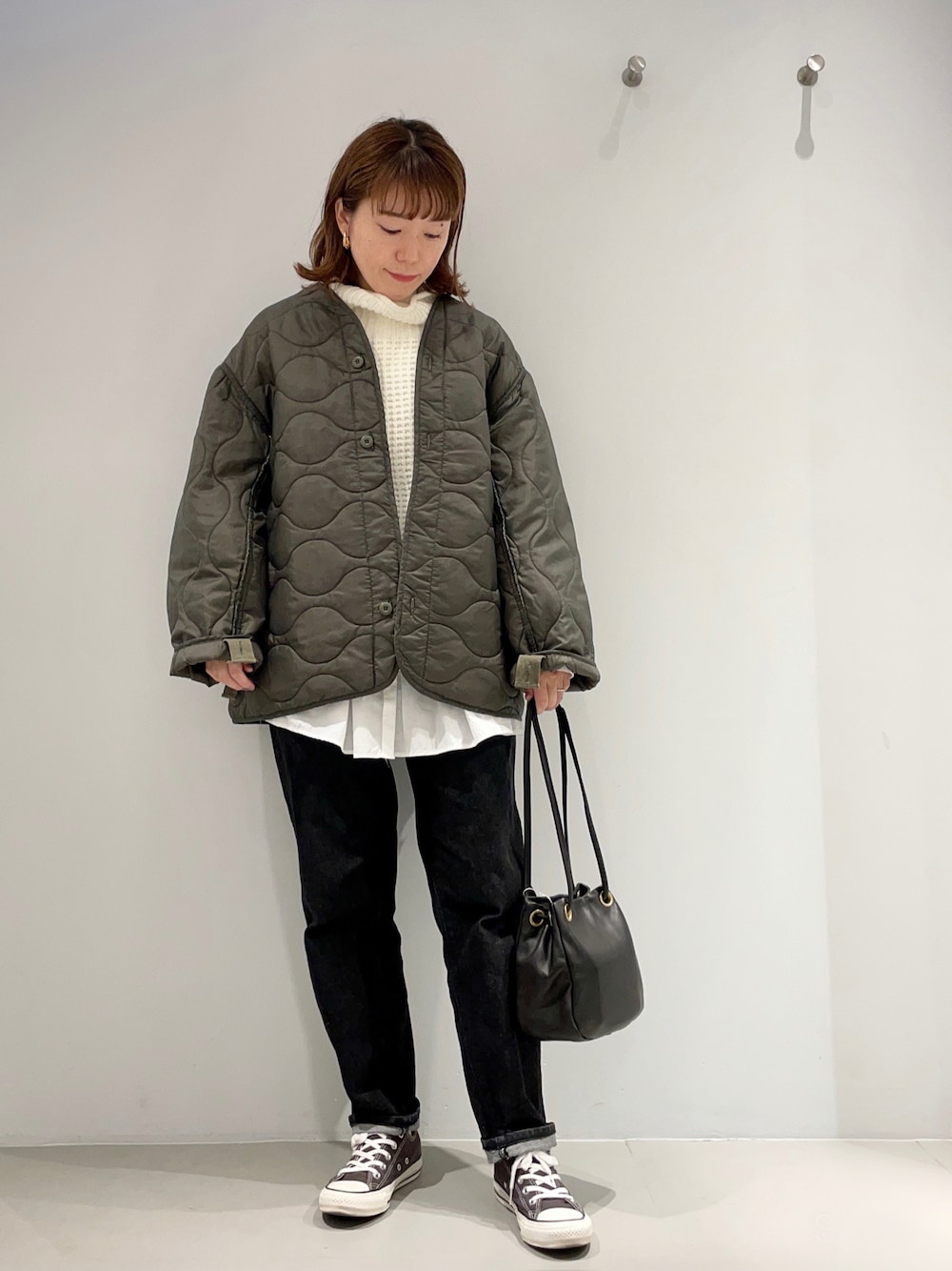 「デニム、コンバース、ビッグシルエット、グリーン、冬コーデ、レイヤードスタイル、タートルネック、カーキ、ミリタリージャケット、休日スタイル、キルティングジャケット、ミニバッグ、秋コーデ、collex、ボリューム袖」｜「collexの【ROTHCO/ロスコ】キルティングジャケット（ノーカラージャケット、グリーン系）」を使った、OOTSUKA YUKIKOさん（レディース・157cm）の秋コーディネートの1枚目の写真