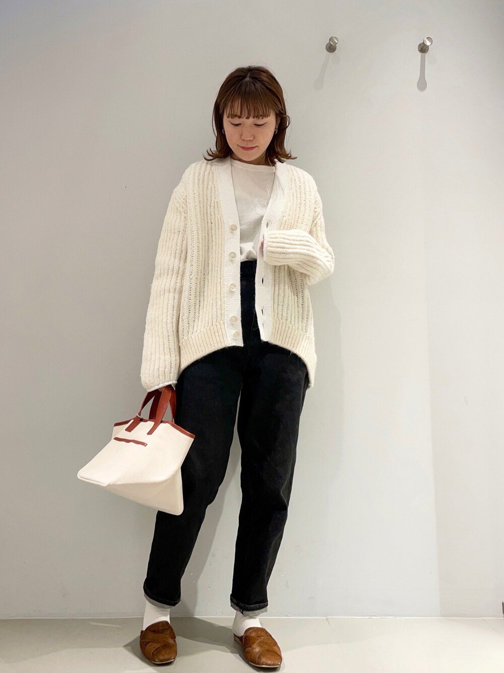 「collex、冬コーデ、あったかコーデ、休日スタイル、マイベストコーデ2021、クリスマスに着たい服、シンプルコーデ、ミニバッグ、カーディガン、トートバッグ、デニム、スリッポン、デニムパンツ、シンプル、オトナカジュアル」｜「collexのAlltidﾊｲｳｴｽﾄｷｬｯﾛｯﾄﾃﾞﾆﾑ（デニムパンツ、ブラック系）」を使った、OOTSUKA YUKIKOさん（レディース・157cm）の冬コーディネートの1枚目の写真