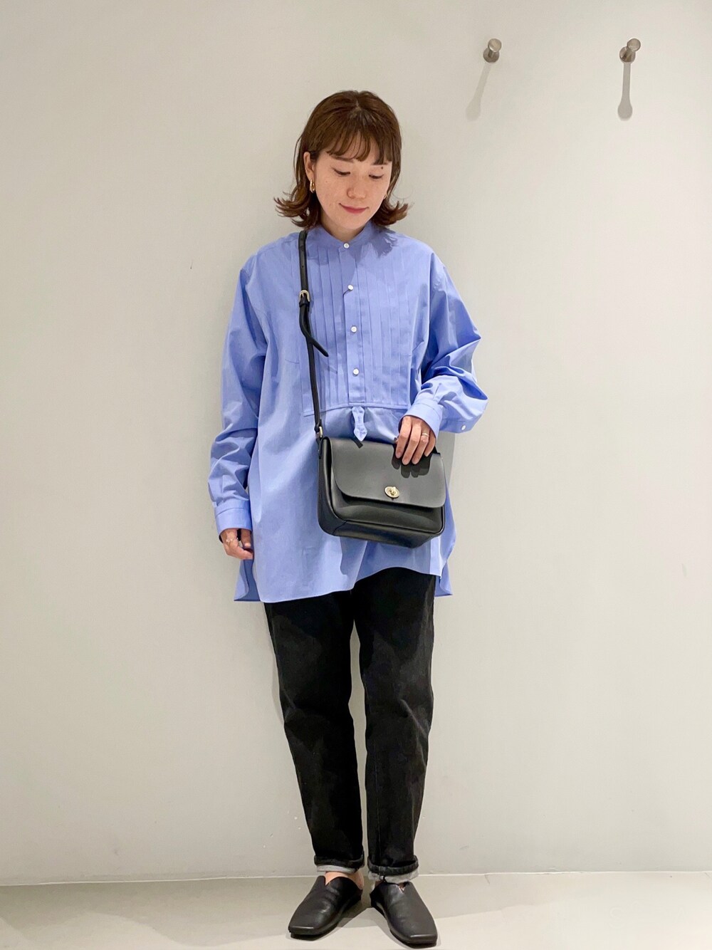 「collex、休日スタイル、秋コーデ、ビッグシルエット、ミニバッグ、秋服準備はじめました、秋トレンド2021、だから秋服が好き、スリッポン、デニム、ブルー、シャツ、シャツスタイル、ショルダーバッグ、シンプル」｜「collexの【Alltid】ブザムシャツ（シャツ/ブラウス、ブルー系）」を使った、OOTSUKA YUKIKOさん（レディース・157cm）の秋コーディネートの1枚目の写真