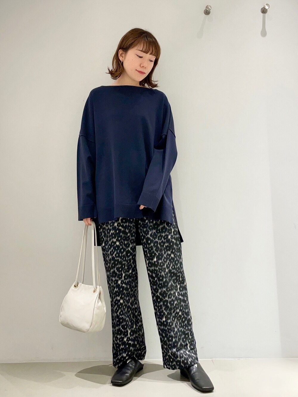 「collex、シンプルコーデ、カラーニット、休日スタイル、冬コーデ、私の推しブランド、巾着バッグ、レオパード、スリッポン、きれいめカジュアル、ネイビー、パンツスタイル、大人カジュアル、ラクチンコーデ、大人コーデ」｜「collexのｽﾄﾚｯﾁﾄﾞﾛｯﾌﾟｼｮﾙﾀﾞｰﾌﾟﾙｵｰﾊﾞｰ（ニット/セーター、グレー系）」を使った、OOTSUKA YUKIKOさん（レディース・157cm）の冬コーディネートの1枚目の写真