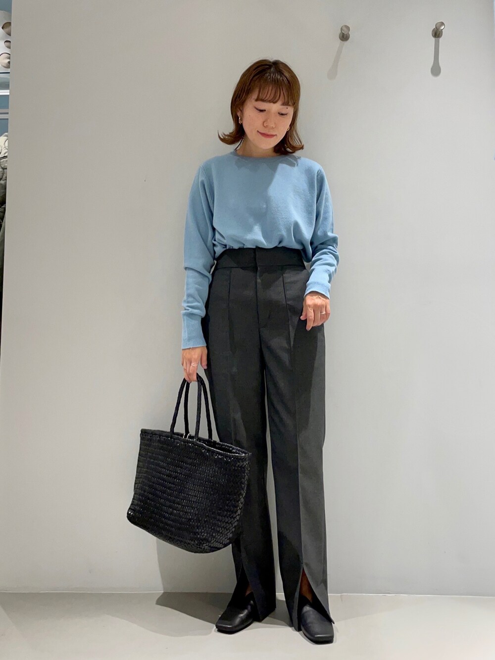 「collex、休日スタイル、スラックス、秋コーデ、きれいめカジュアル、秋服準備はじめました、秋トレンド2021、シンプルコーデ、トートバッグ、スリッポン、スリットパンツ、ニット、水色、ブルー、ウエストイン」｜「collexの【セットアップ対応】スリットストレッチテーパードパンツ（スラックス、グレー系）」を使った、OOTSUKA YUKIKOさん（レディース・157cm）の秋コーディネートの1枚目の写真