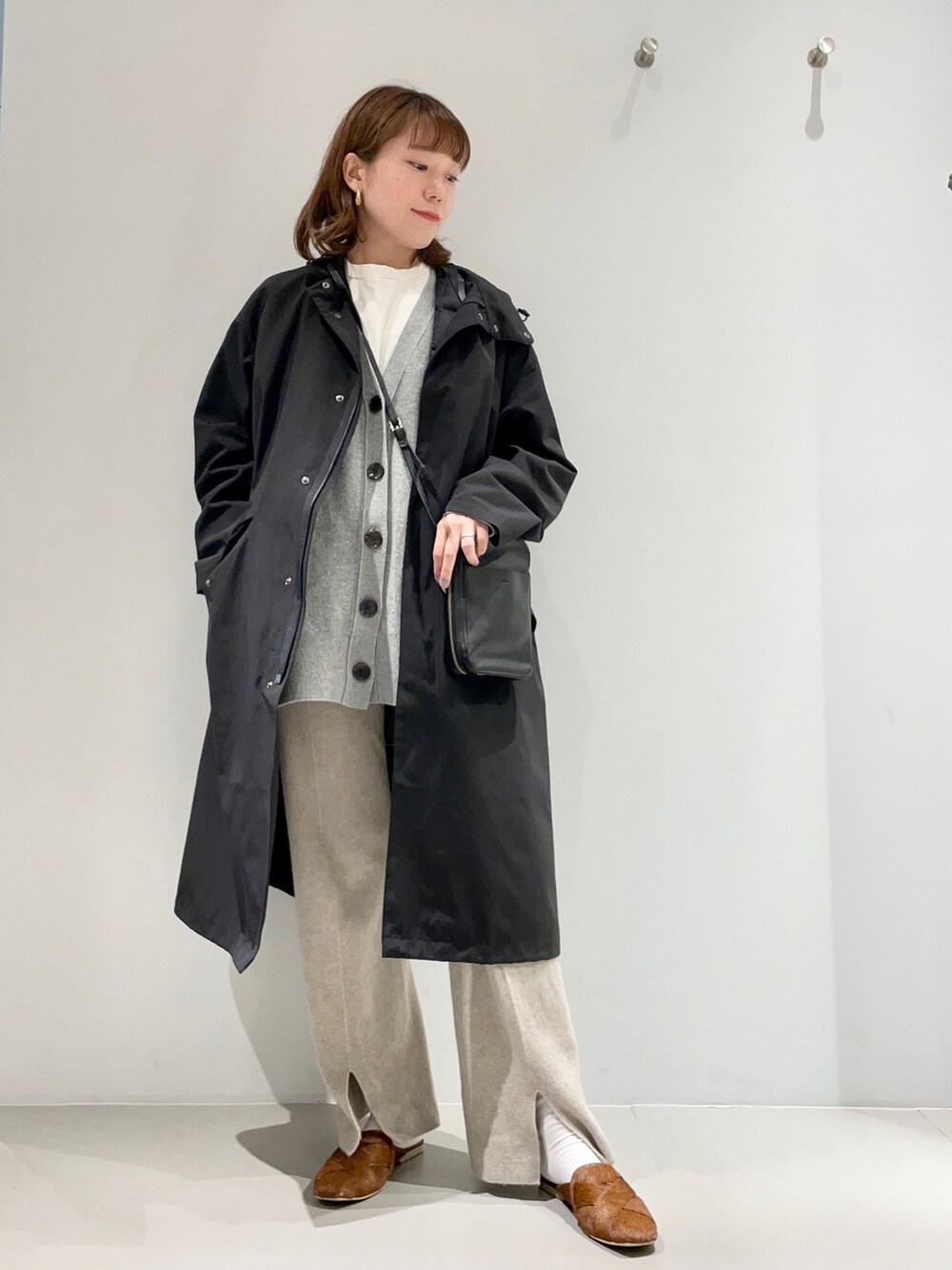 「collex、ロングコート、休日スタイル、マイベストコーデ2021、シンプルコーデ、冬コーデ、ミニバッグ、ショルダーバッグ、ニットパンツ、カーディガン、アウター、コート、大人カジュアル、パンツスタイル、オトナ女子」｜「collexの【別注】【collex × TAION】インナーダウンベスト付き3WAYフードコート（その他アウター、ブラック系）」を使った、OOTSUKA YUKIKOさん（レディース・157cm）の冬コーディネートの1枚目の写真